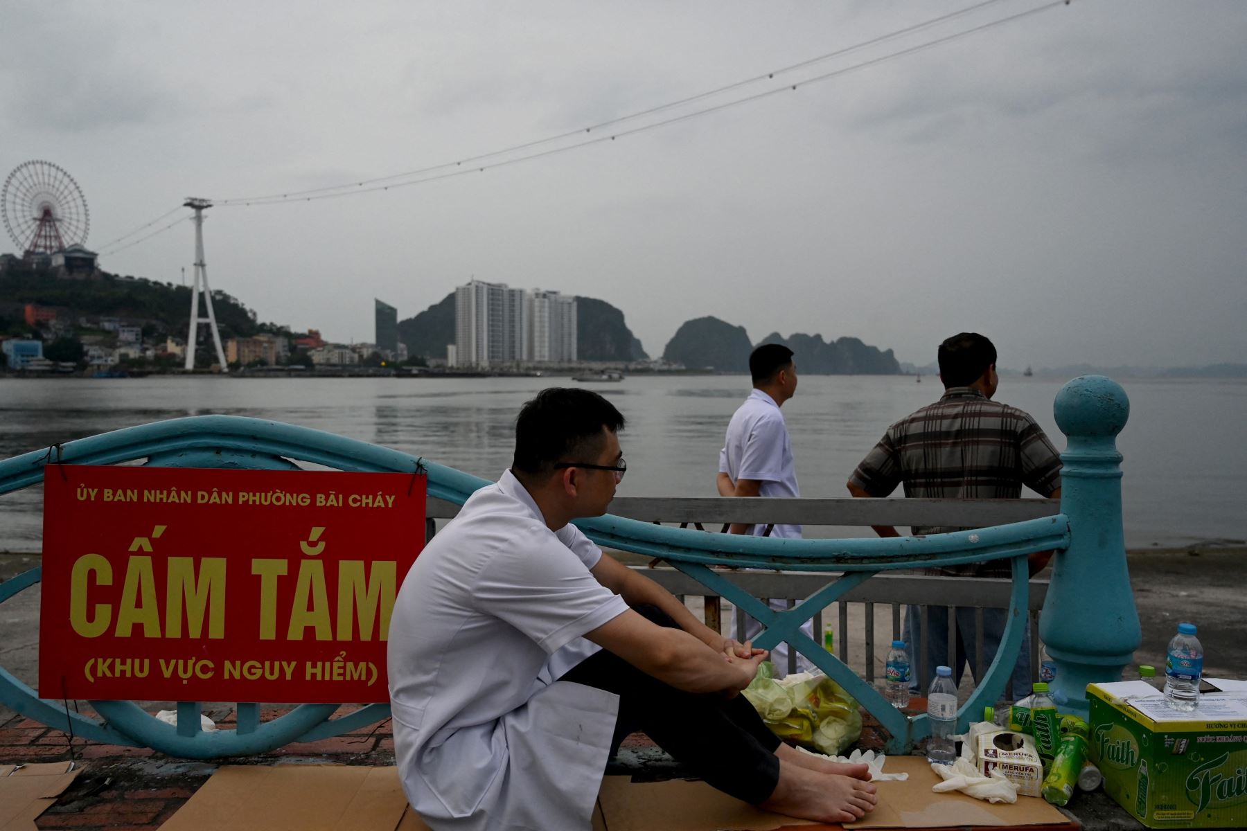 El personal médico espera en el muelle de la bahía de Ha Long, provincia de Quang Ninh. Un barco turístico que transportaba familias por la bahía de Ha Long, Vietnam, volcó en una tormenta, dejando al menos 34 personas muertas, según informes de los medios estatales, mientras los rescatistas se apresuraban a localizar a los desaparecidos.
Foto: AFP