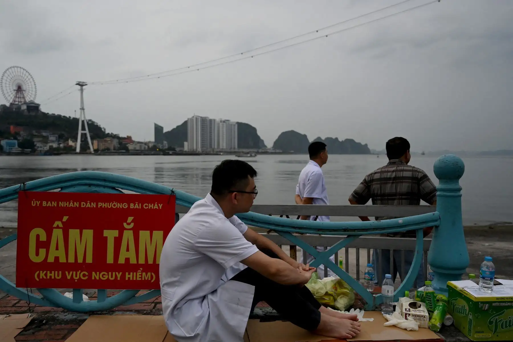 El personal médico espera en el muelle de la bahía de Ha Long, provincia de Quang Ninh. Un barco turístico que transportaba familias por la bahía de Ha Long, Vietnam, volcó en una tormenta, dejando al menos 34 personas muertas, según informes de los medios estatales, mientras los rescatistas se apresuraban a localizar a los desaparecidos.
Foto: AFP