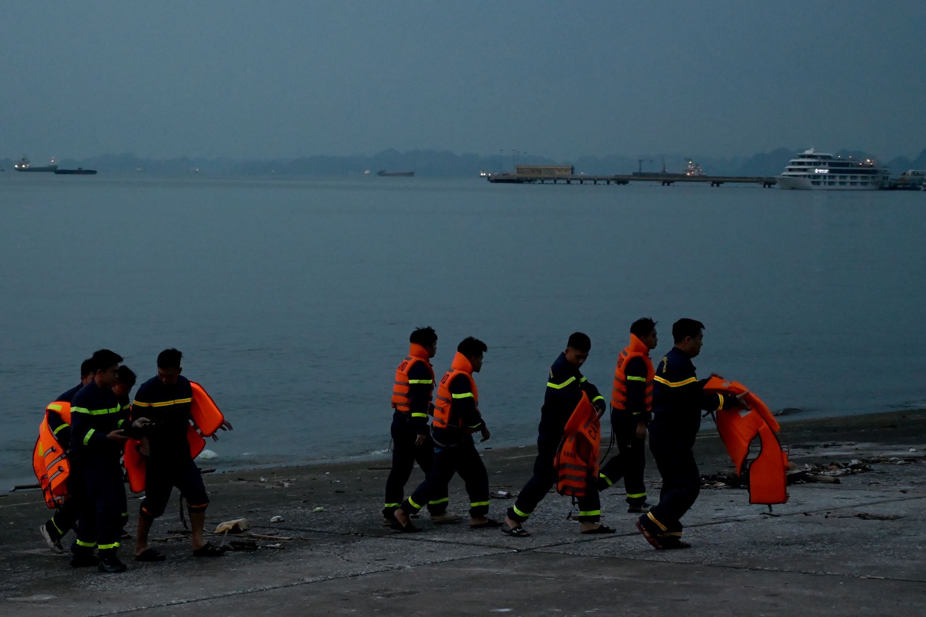 Rescatistas caminan por el muelle tras buscar a las víctimas del naufragio de un barco turístico en la bahía de Ha Long, provincia de Quang Ninh.
Foto: AFP