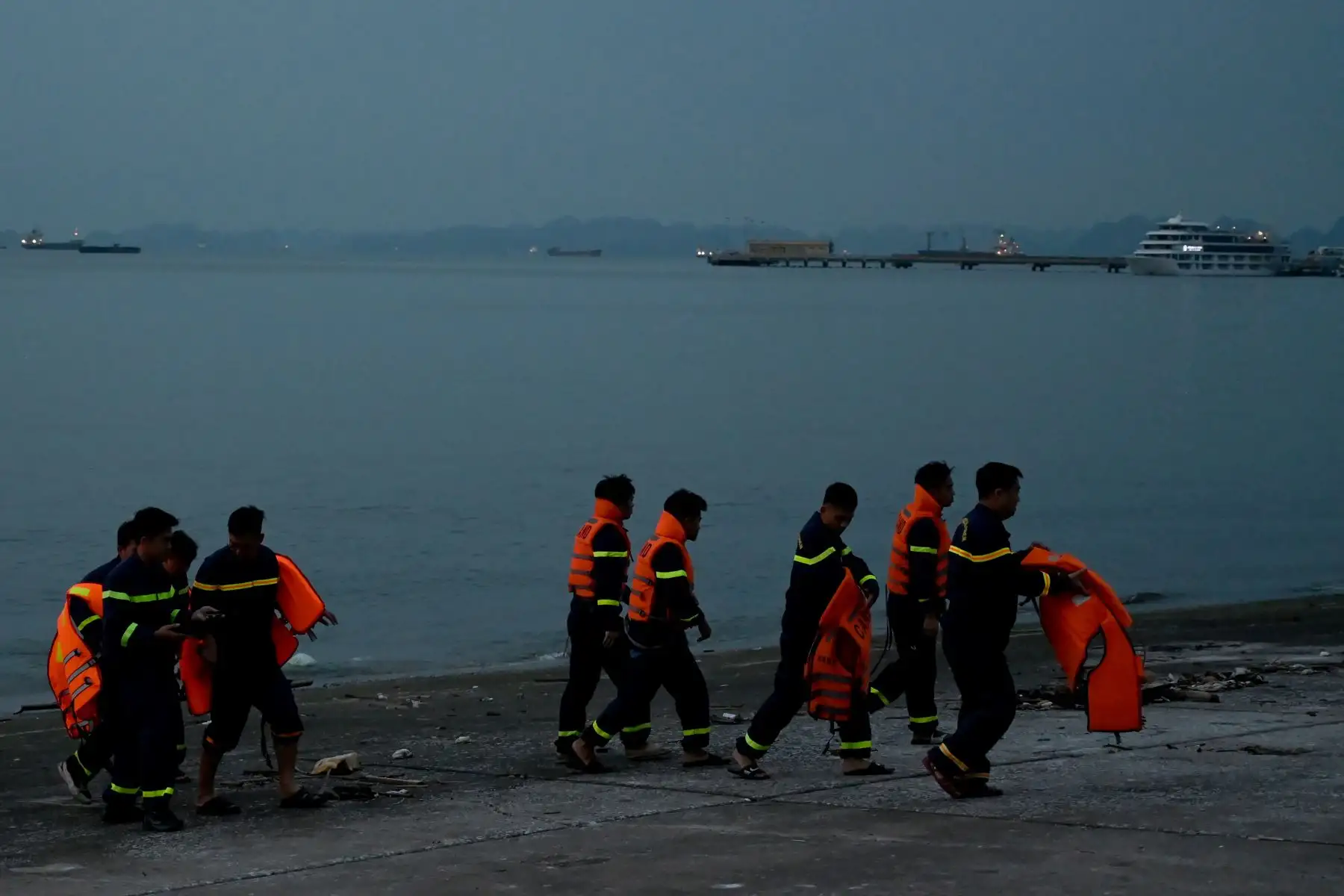 Rescatistas caminan por el muelle tras buscar a las víctimas del naufragio de un barco turístico en la bahía de Ha Long, provincia de Quang Ninh.
Foto: AFP