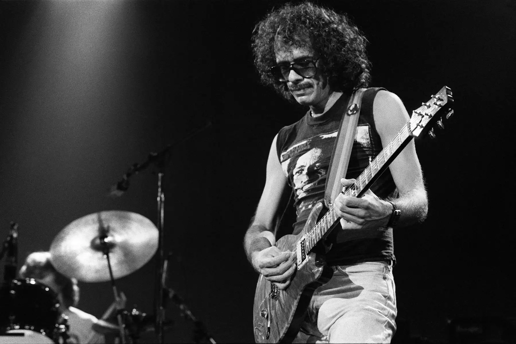 El guitarrista mexicano-estadounidense Carlos Santana actúa en el escenario durante un concierto el 31 de marzo de 1983 en Lyon.
Foto: AFP