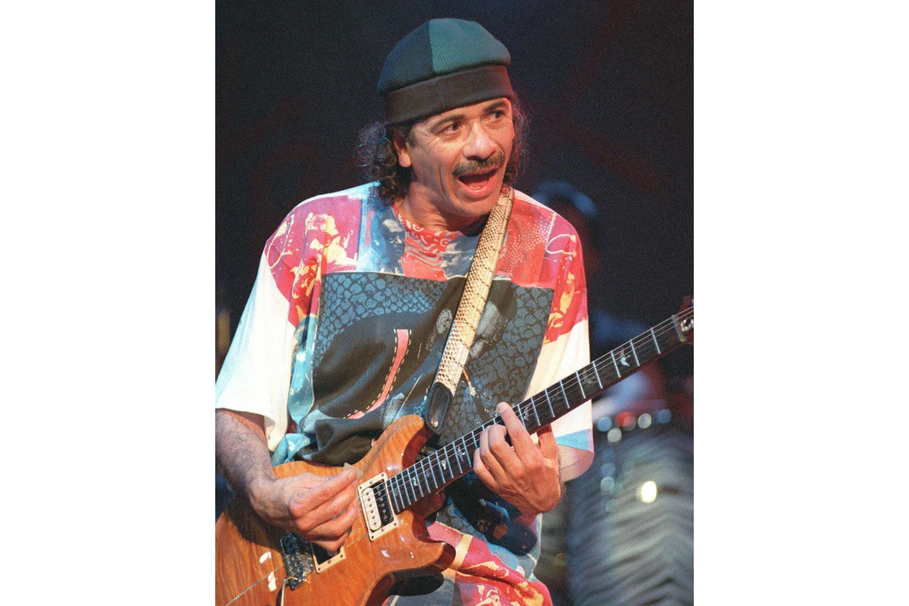 Premio de fotografía del 5 de julio de 1993 en Montreux del guitarrista mexicano Carlos Santana. Carlos Santana y Cat Stevens, dos símbolos del rock de los "sesenta" celebraron sus 50 años en un día de intervalo, pero sus trayectorias divergieron de larga data.
Foto: AFP