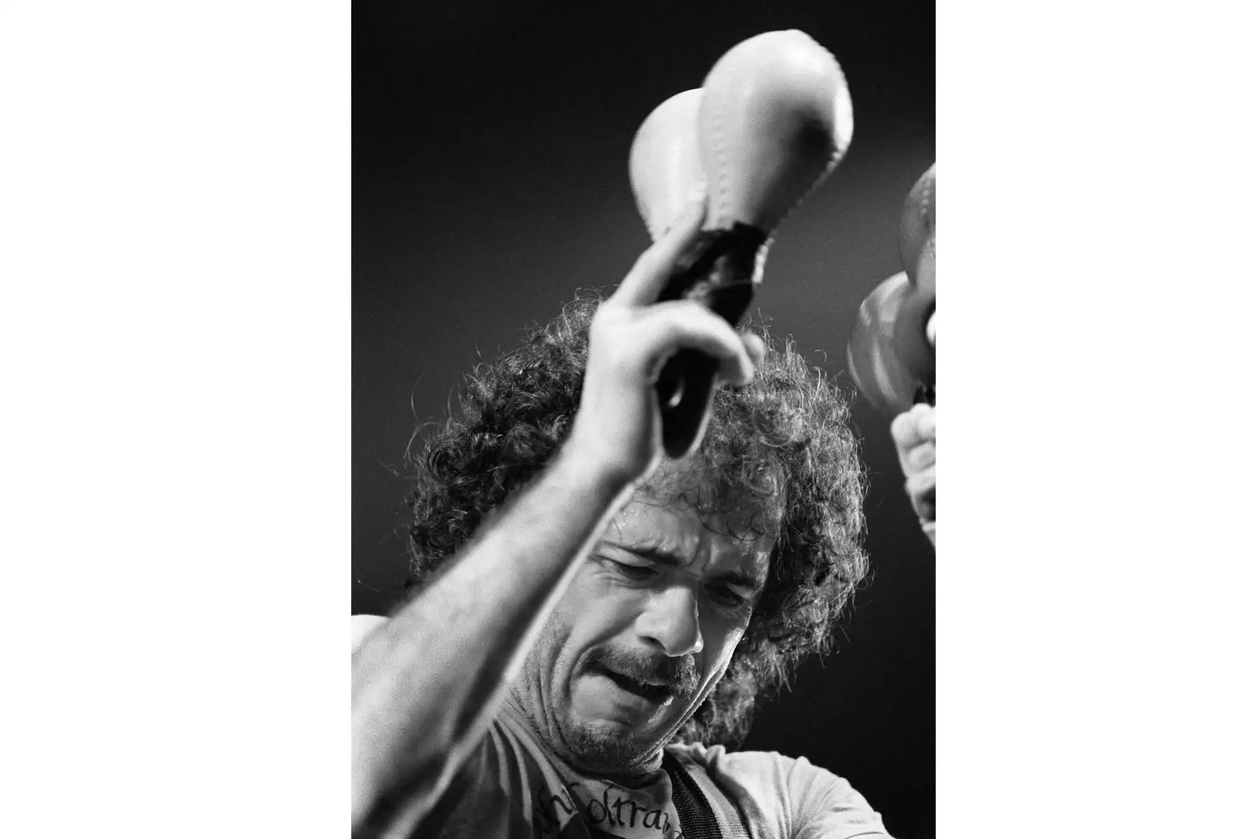 El guitarrista mexicano-estadounidense Carlos Santana se presenta en el escenario durante un concierto en el Palacio de los Deportes, el 20 de abril de 1983, en París. 
Foto: AFP