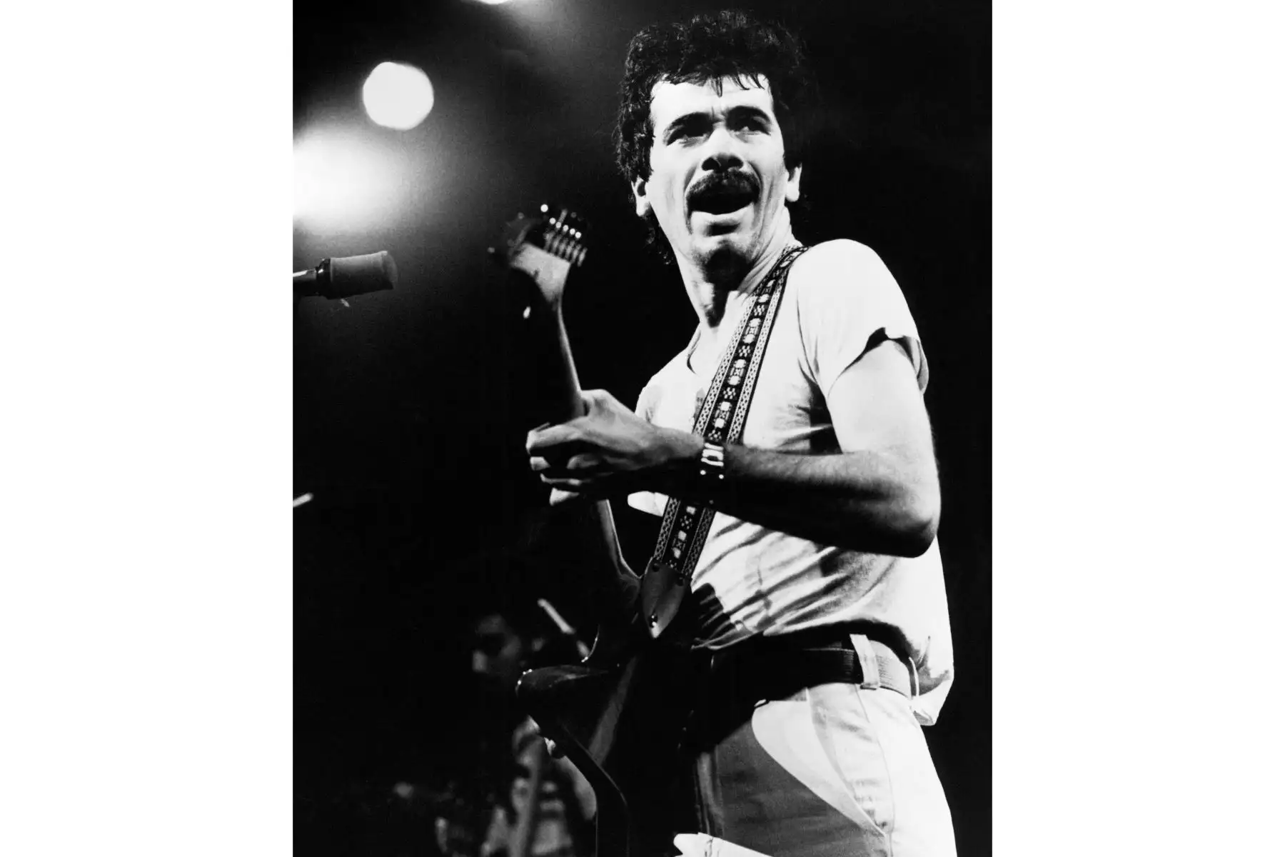 El guitarrista mexicano-estadounidense Carlos Santana se presenta en el escenario durante un concierto, en septiembre de 1977. 
Foto: AFP