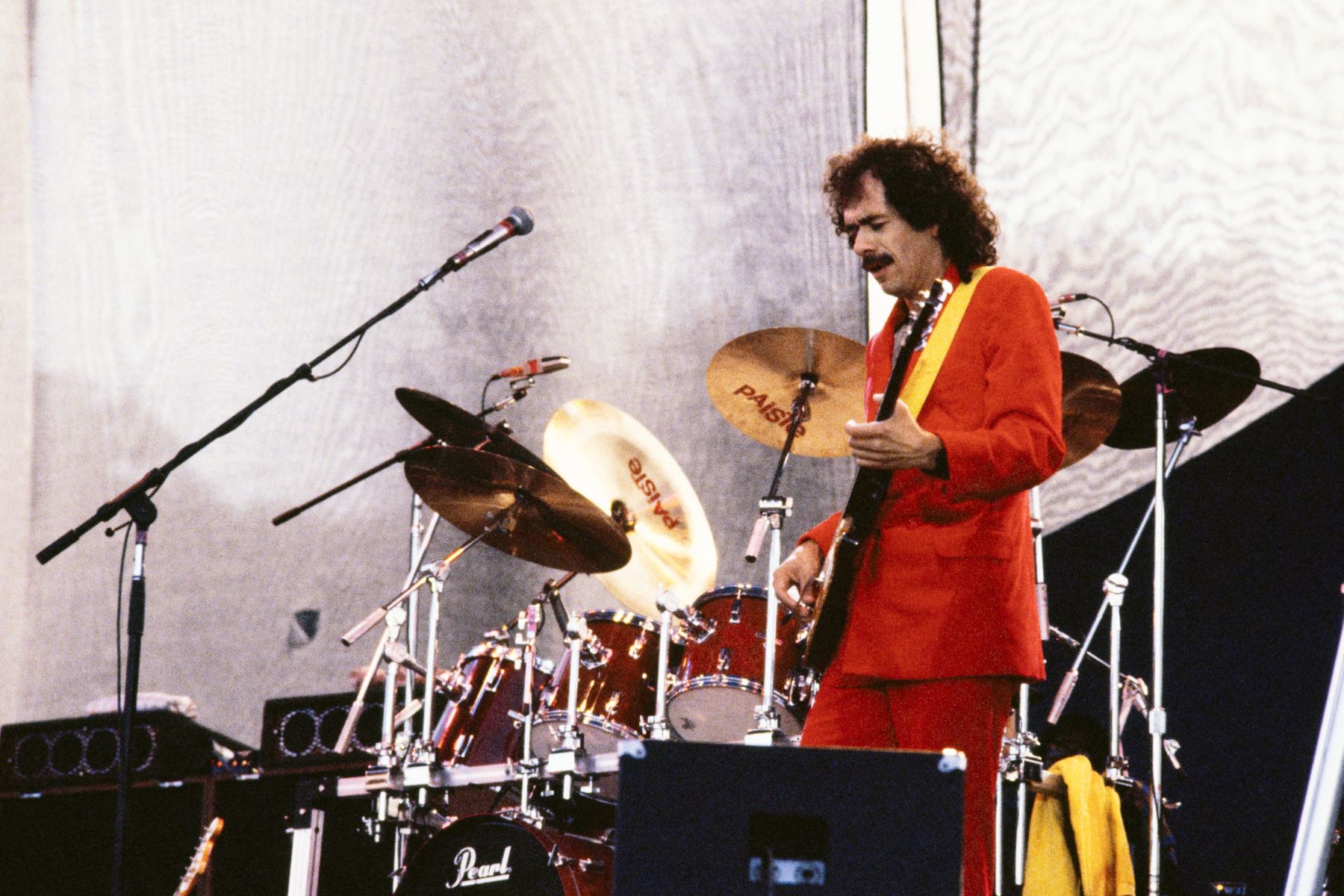 El músico estadounidense-mexicano Carlos Santana toca la guitarra en el escenario del Parc des Sceaux el 1 de julio de 1984, cerca de París. 
Foto: AFP