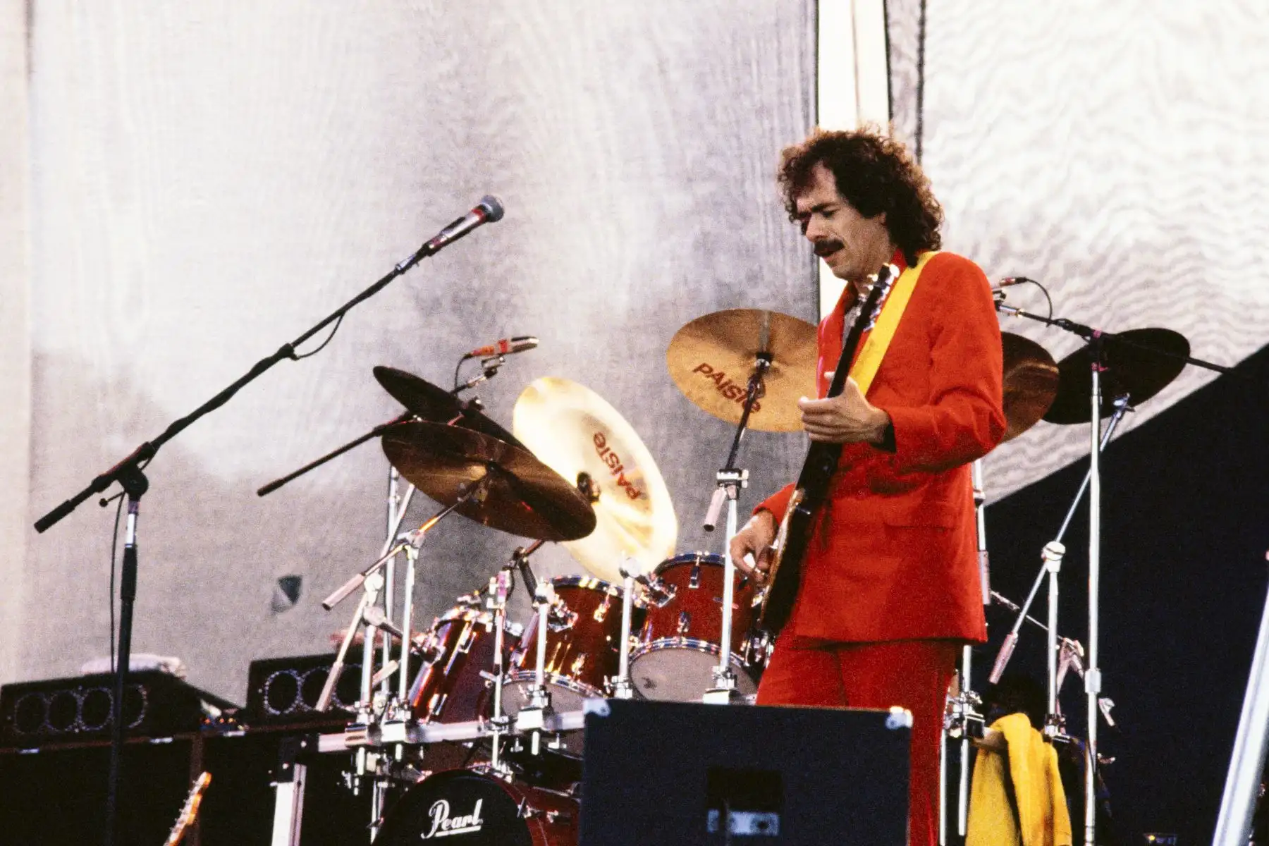 El músico estadounidense-mexicano Carlos Santana toca la guitarra en el escenario del Parc des Sceaux el 1 de julio de 1984, cerca de París. 
Foto: AFP