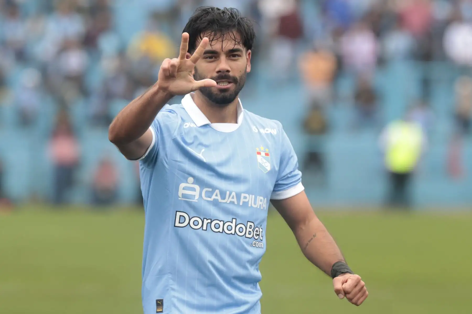 Leandro Sosa, de Sporting Cristal celebra así al golear 3-0 este domingo, en el estadio Alberto Gallardo, al Alianza Universidad de Huánuco para comenzar de gran manera el Torneo Clausura de la Liga 1 2025. Foto: ANDINA/Vidal Tarqui