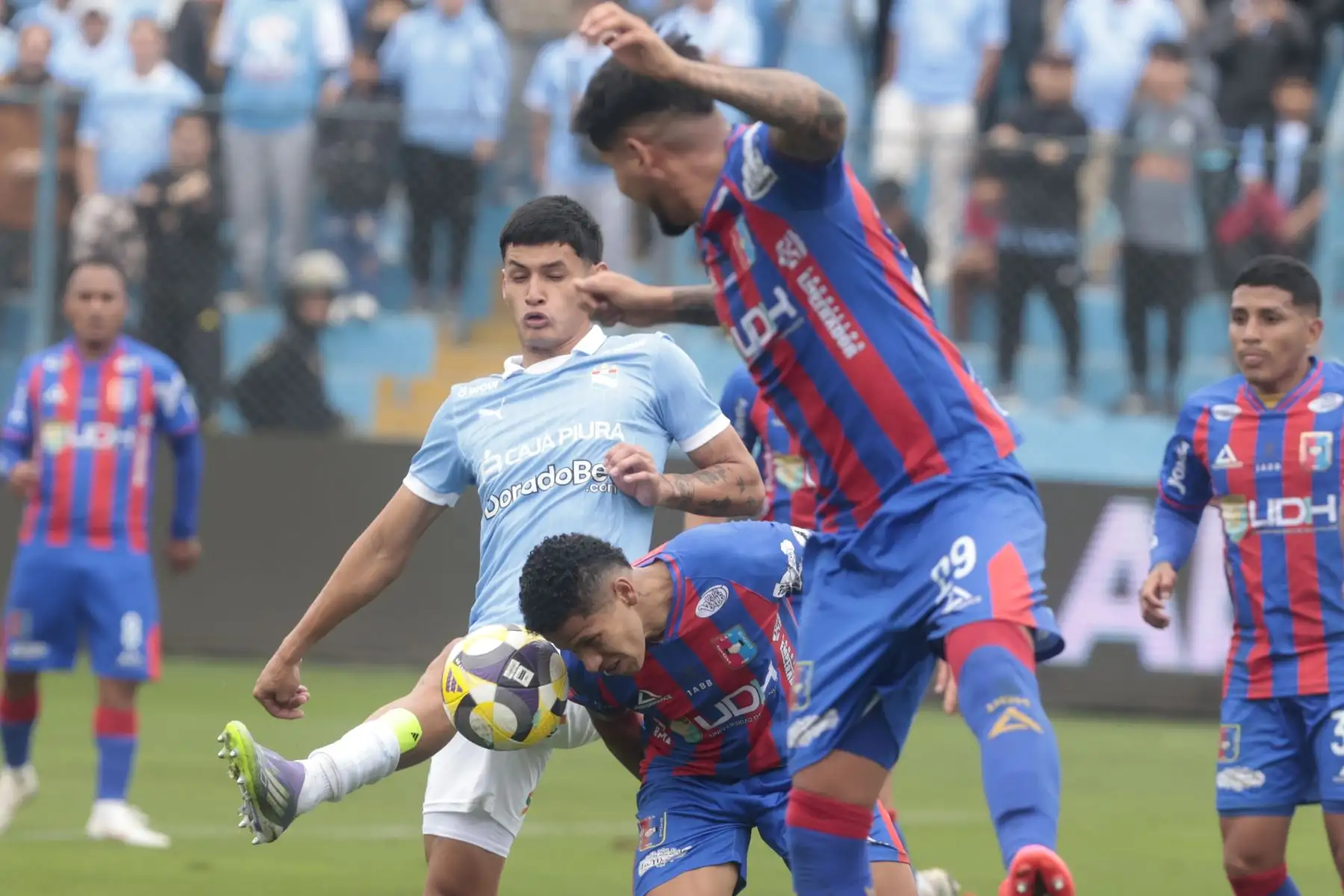 Sporting Cristal se despojó de su discreta actuación para reencontrarse con la contundencia y así golear 3-0 este domingo, en el estadio Alberto Gallardo, al Alianza Universidad de Huánuco para comenzar de gran manera el Torneo Clausura de la Liga 1 2025. Foto: ANDINA/Vidal Tarqui