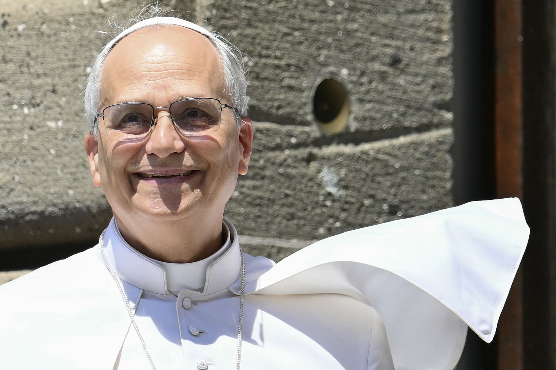 El Papa León XIV saluda a la multitud tras el rezo del Ángelus en la Piazza della Liberta (Plaza de la Libertad), frente al Palacio Apostólico, en la residencia papal de verano de Castel Gandolfo, a 40 km al sureste de Roma.
Foto: AFP
