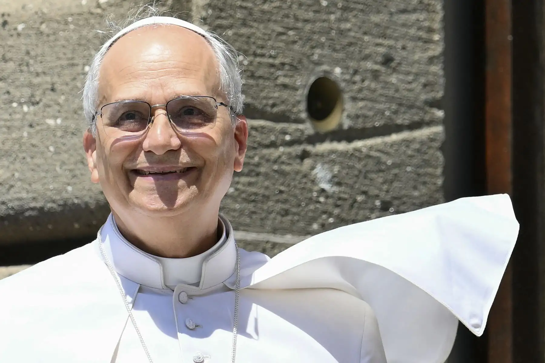 El Papa León XIV saluda a la multitud tras el rezo del Ángelus en la Piazza della Liberta (Plaza de la Libertad), frente al Palacio Apostólico, en la residencia papal de verano de Castel Gandolfo, a 40 km al sureste de Roma.
Foto: AFP