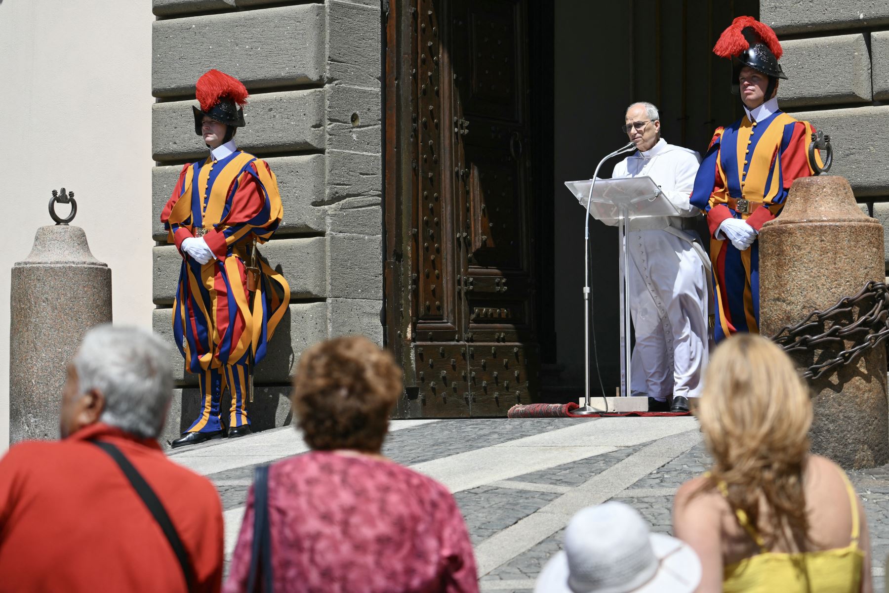El Papa León XIV se dirige a la multitud durante el rezo del Ángelus en la Piazza della Liberta (Plaza de la Libertad), frente al Palacio Apostólico, en la residencia papal de verano de Castel Gandolfo, a 40 km al sureste de Roma.
Foto: AFP