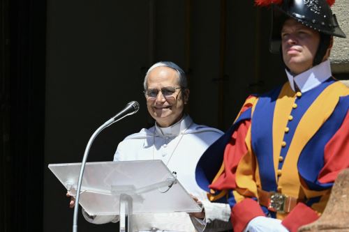 El Papa León XIV se dirige a la multitud durante el rezo del Ángelus en la Plaza de la Libertad