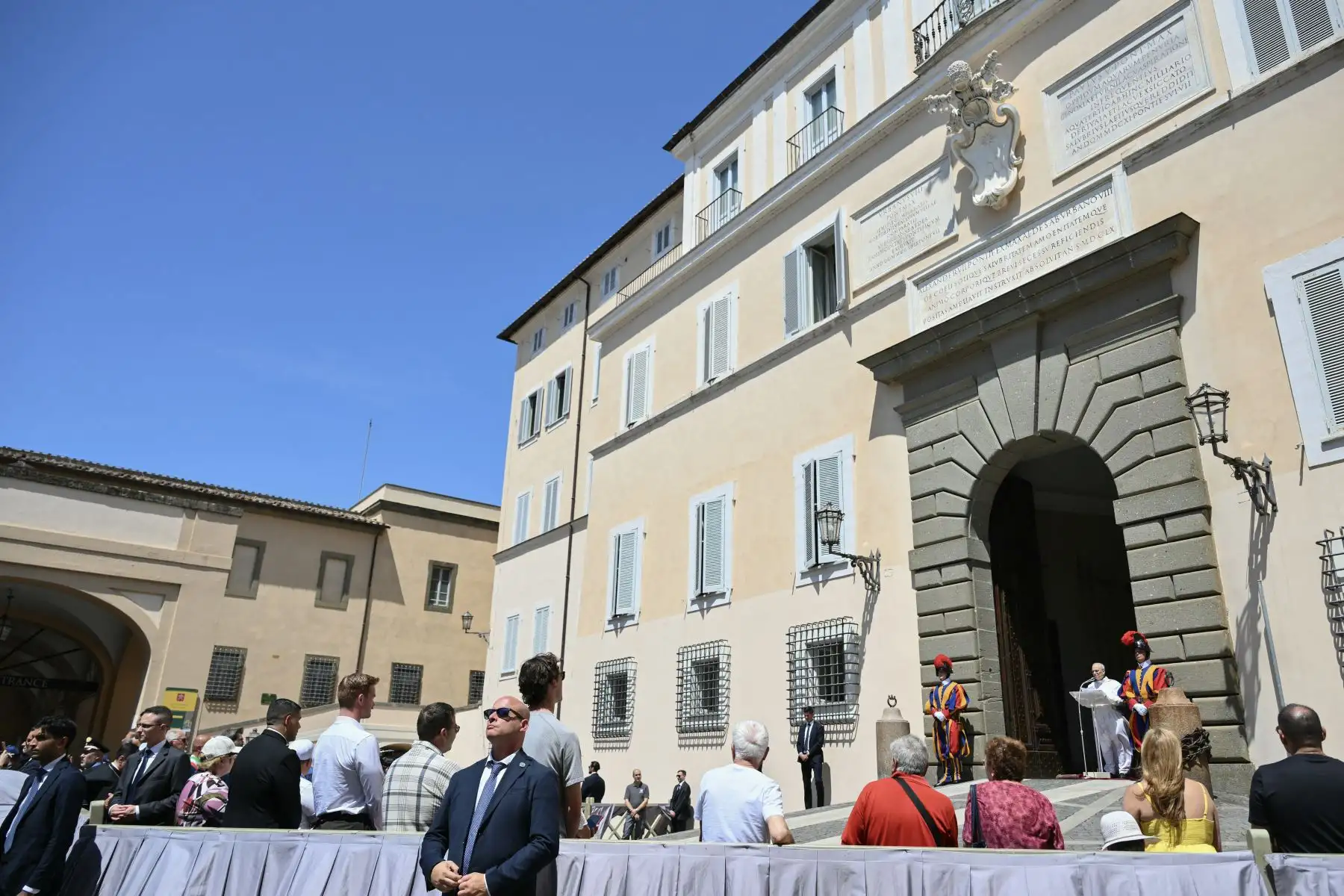 El Papa León XIV se dirige a la multitud para la oración del Ángelus en la Plaza de la Libertad frente al Palacio Apostólico en la residencia papal de verano de Castel Gandolfo, a 40 km al sureste de Roma.
Foto: AFP