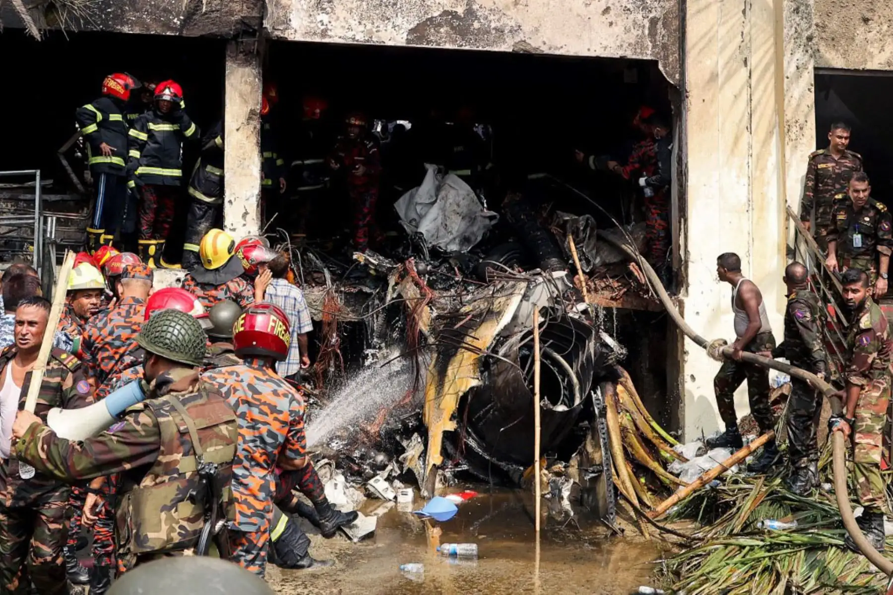 Un avión de la fuerza aérea de Bangladesh se estrelló durante un vuelo de entrenamiento contra una escuela de la capital, Daca, causando la muerte de al menos 16 personas, anunciaron las autoridades. Foto: AFP