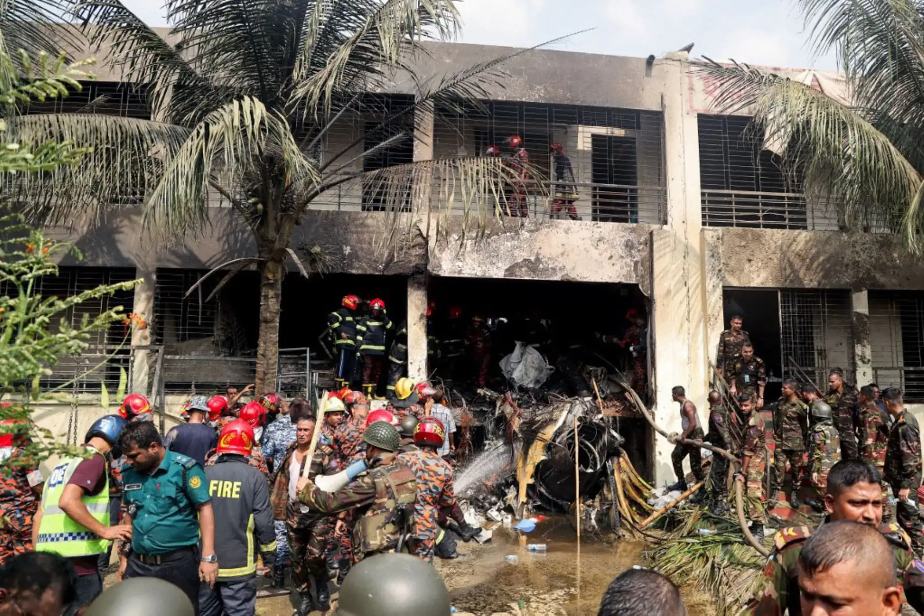 Un avión de la fuerza aérea de Bangladesh  se estrelló durante un vuelo de entrenamiento contra una escuela de la capital, Daca, causando la muerte de al menos 16 personas, anunciaron las autoridades. Foto: AFP