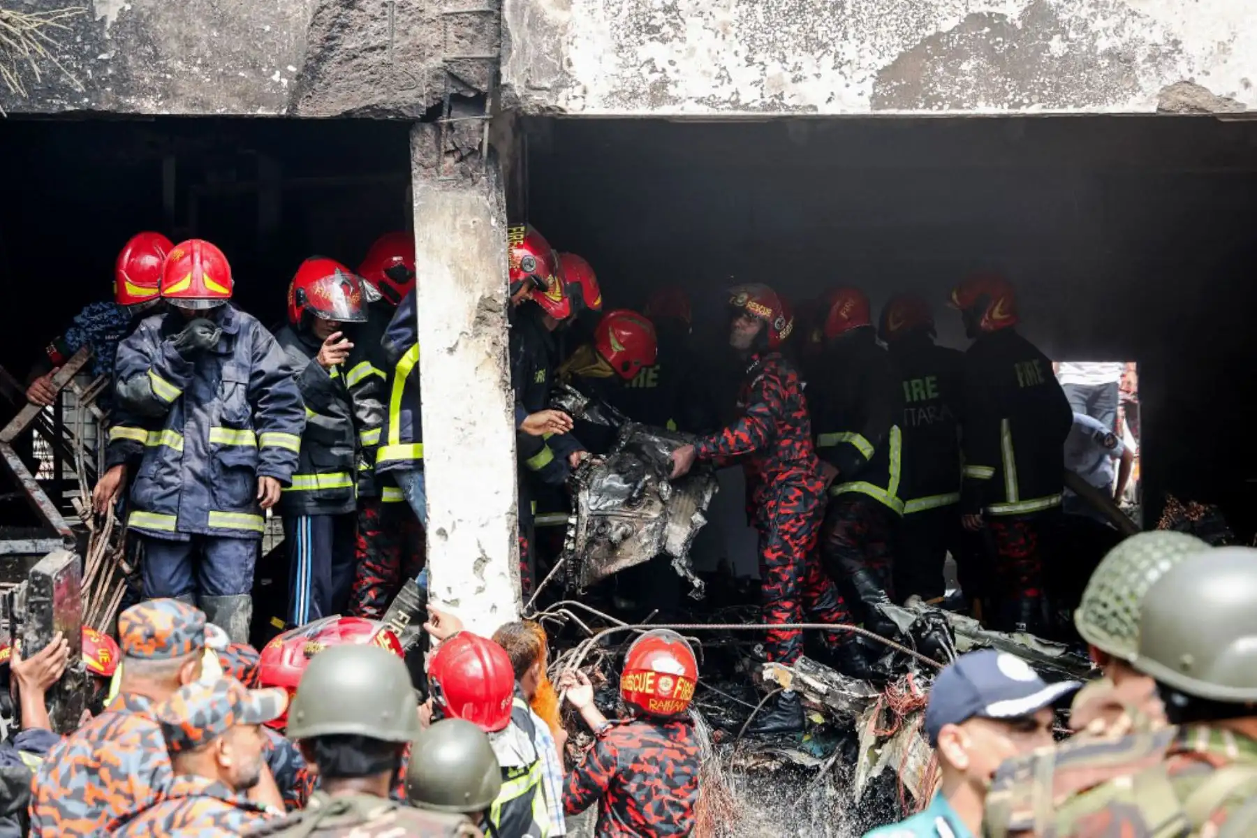 La caída del caza, cuyo motivo no fue precisado, dejó también más de 100 heridos, de los cuales 83 fueron hospitalizados, según informó la oficina de prensa del dirigente interino Muhammad Yunus. Foto: AFP