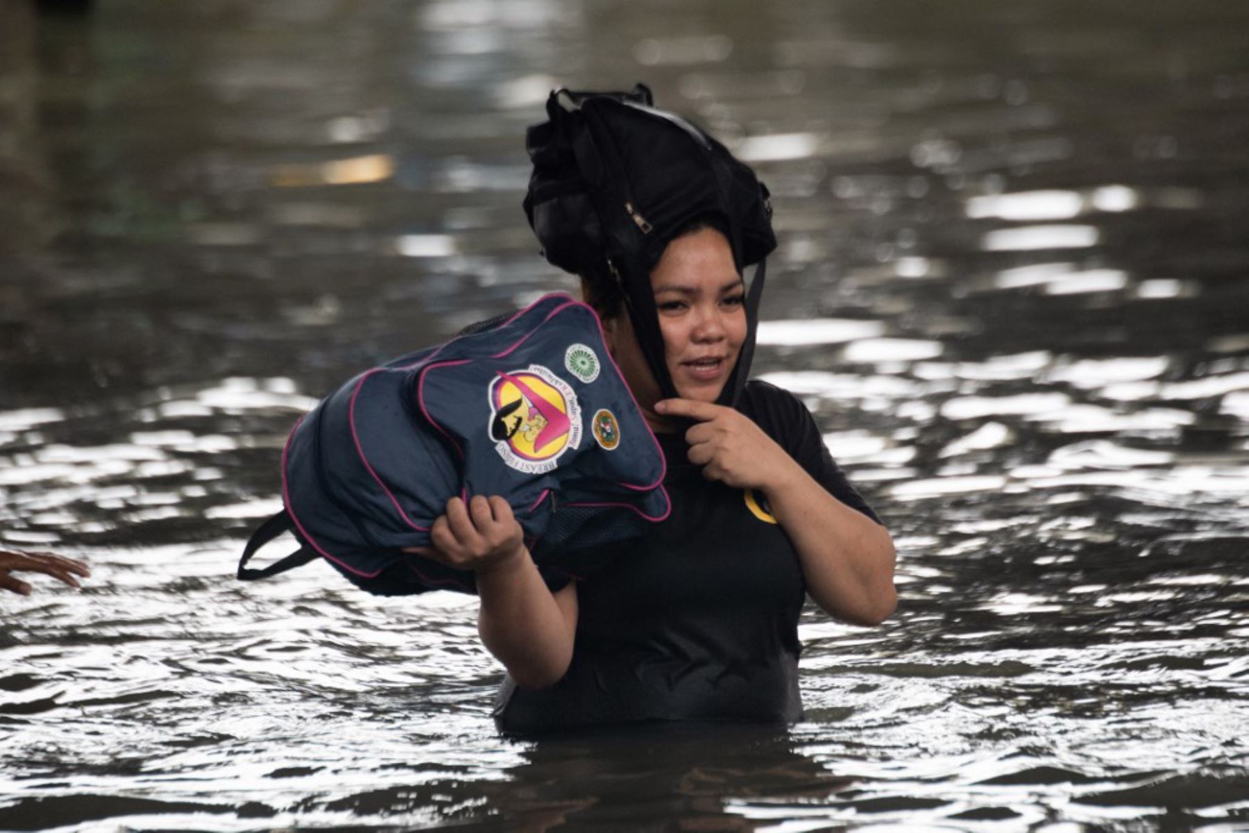 Personas cruzan una calle inundada en Manila, después de que el tifón Wipha provocara fuertes lluvias e inundaciones en Filipinas, donde se reportó la desaparición de tres personas, según el Consejo Nacional para la Reducción y Gestión del Riesgo de Desastres. Foto: AFP