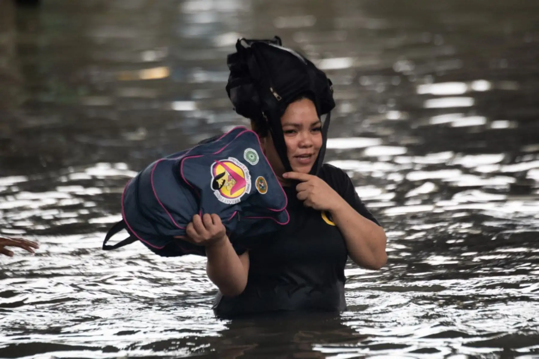 Personas cruzan una calle inundada en Manila, después de que el tifón Wipha provocara fuertes lluvias e inundaciones en Filipinas, donde se reportó la desaparición de tres personas, según el Consejo Nacional para la Reducción y Gestión del Riesgo de Desastres. Foto: AFP