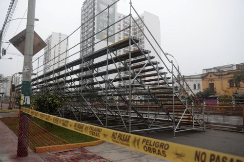 La instalación de graderías ha generado congestión vehicular en la zona, por lo que se recomienda a los conductores tomar vías alternas. Foto: ANDINA/Vidal Tarqui
