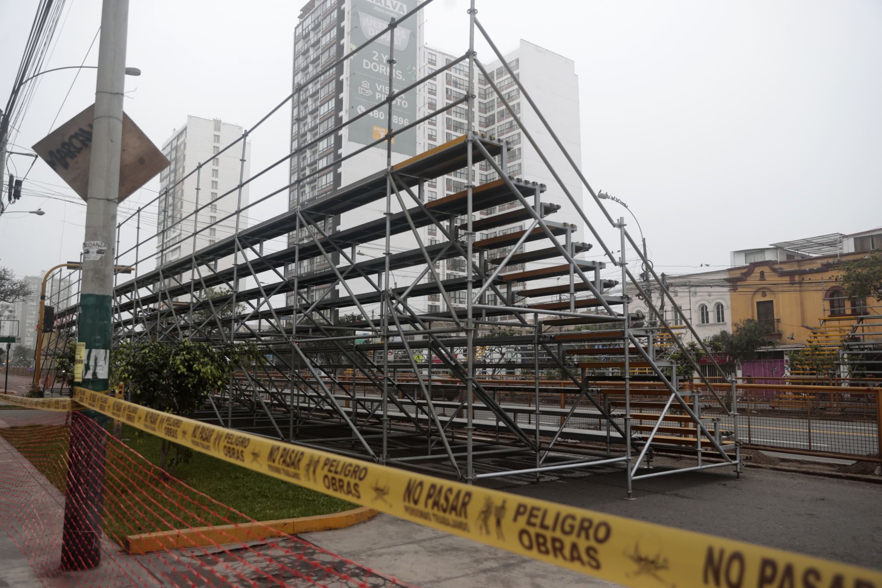 La instalación de graderías ha generado congestión vehicular en la zona, por lo que se recomienda a los conductores tomar vías alternas. Foto: ANDINA/Vidal Tarqui