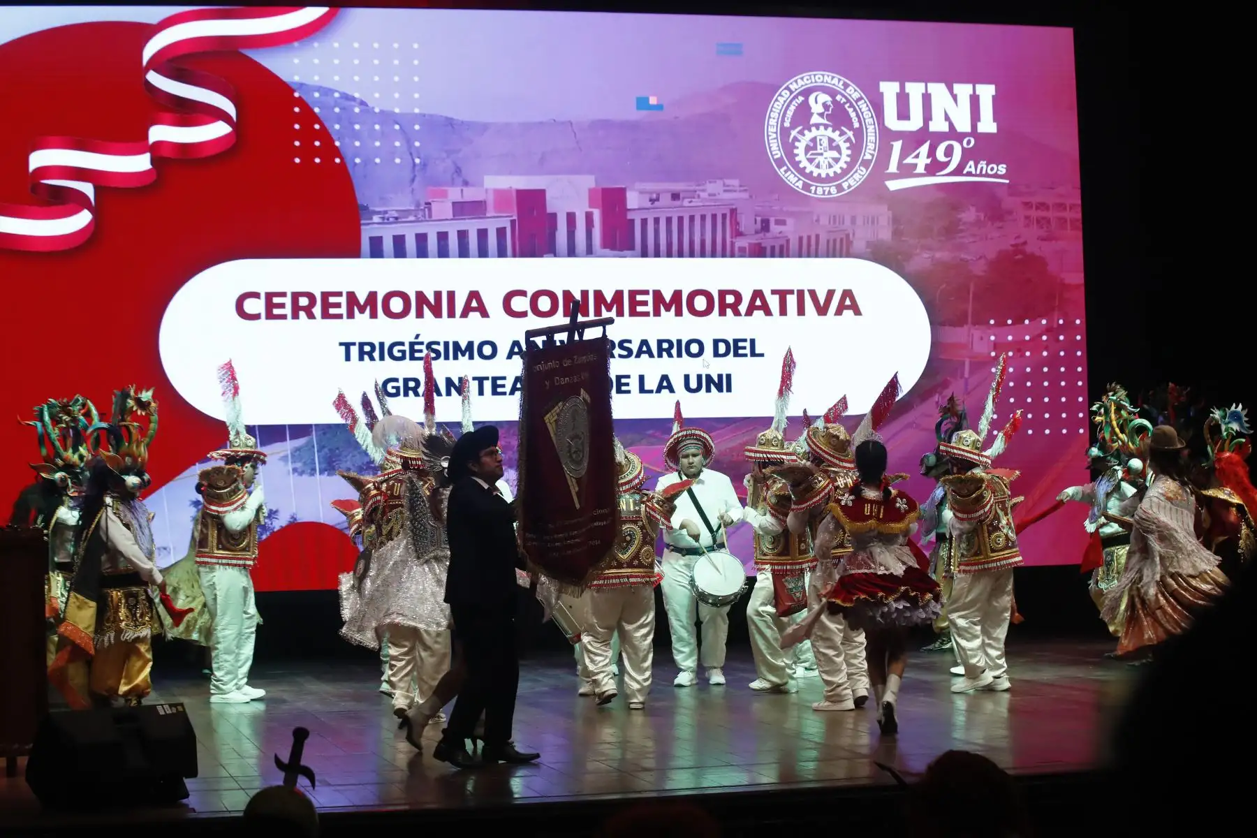 Impulsando el arte, ciencia y cultura, el Gran Teatro de la UNI celebra 30 años de su fundación.
A través de música y danzas, los alumnos de la UNI recuerdan historias inolvidables y reviven emociones que marcaron la historia del conocimiento del recinto.
Foto: ANDINA/Eddy Ramos