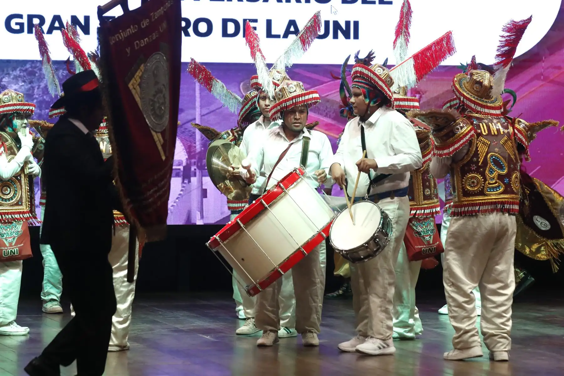 Impulsando el arte, ciencia y cultura, el Gran Teatro de la UNI celebra 30 años de su fundación.
A través de música y danzas, los alumnos de la UNI recuerdan historias inolvidables y reviven emociones que marcaron la historia del conocimiento del recinto.
Foto: ANDINA/Eddy Ramos