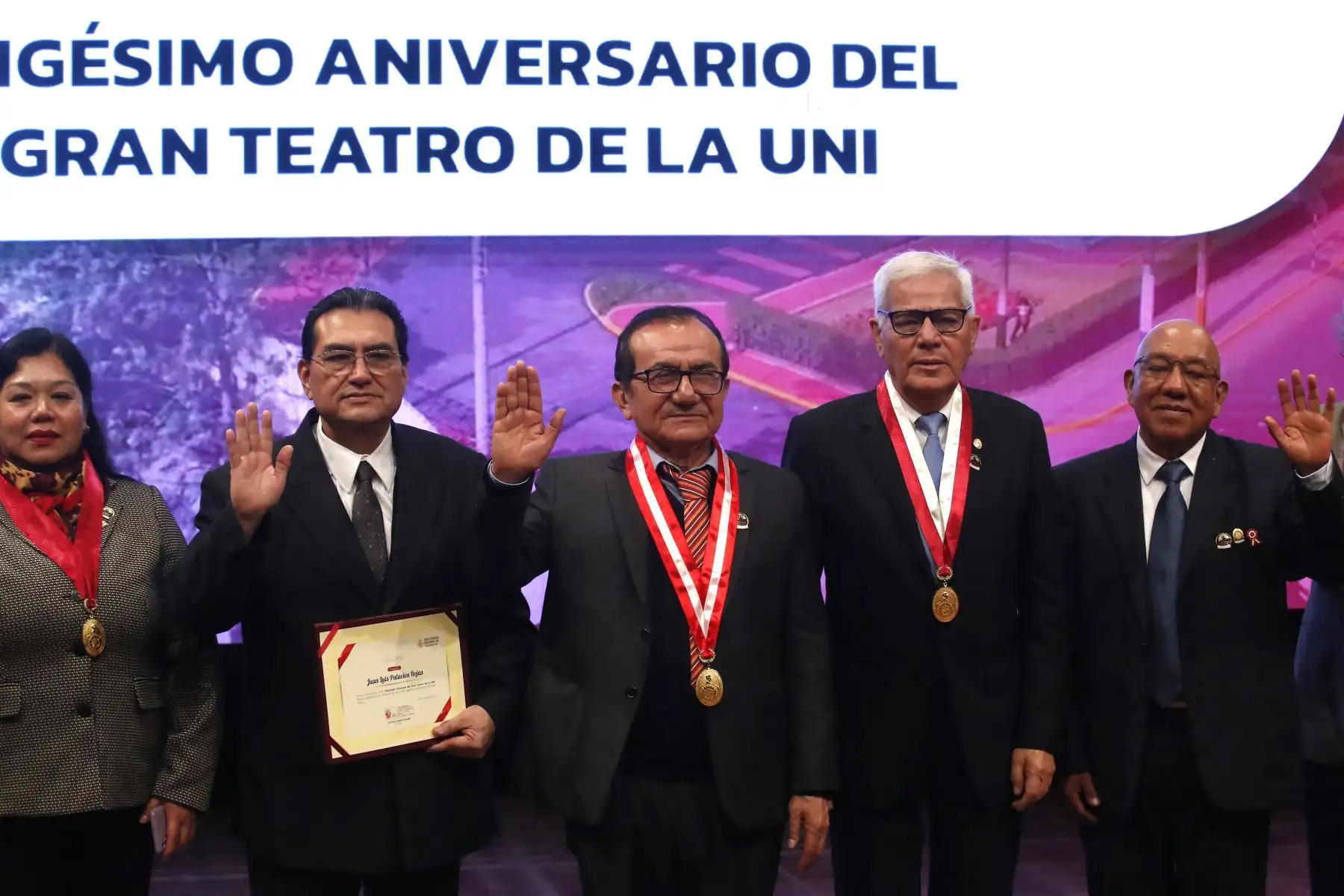 Impulsando el arte, ciencia y cultura, el Gran Teatro de la UNI celebra 30 años de su fundación.
A través de música y danzas, los alumnos de la UNI recuerdan historias inolvidables y reviven emociones que marcaron la historia del conocimiento del recinto.
Foto: ANDINA/Eddy Ramos