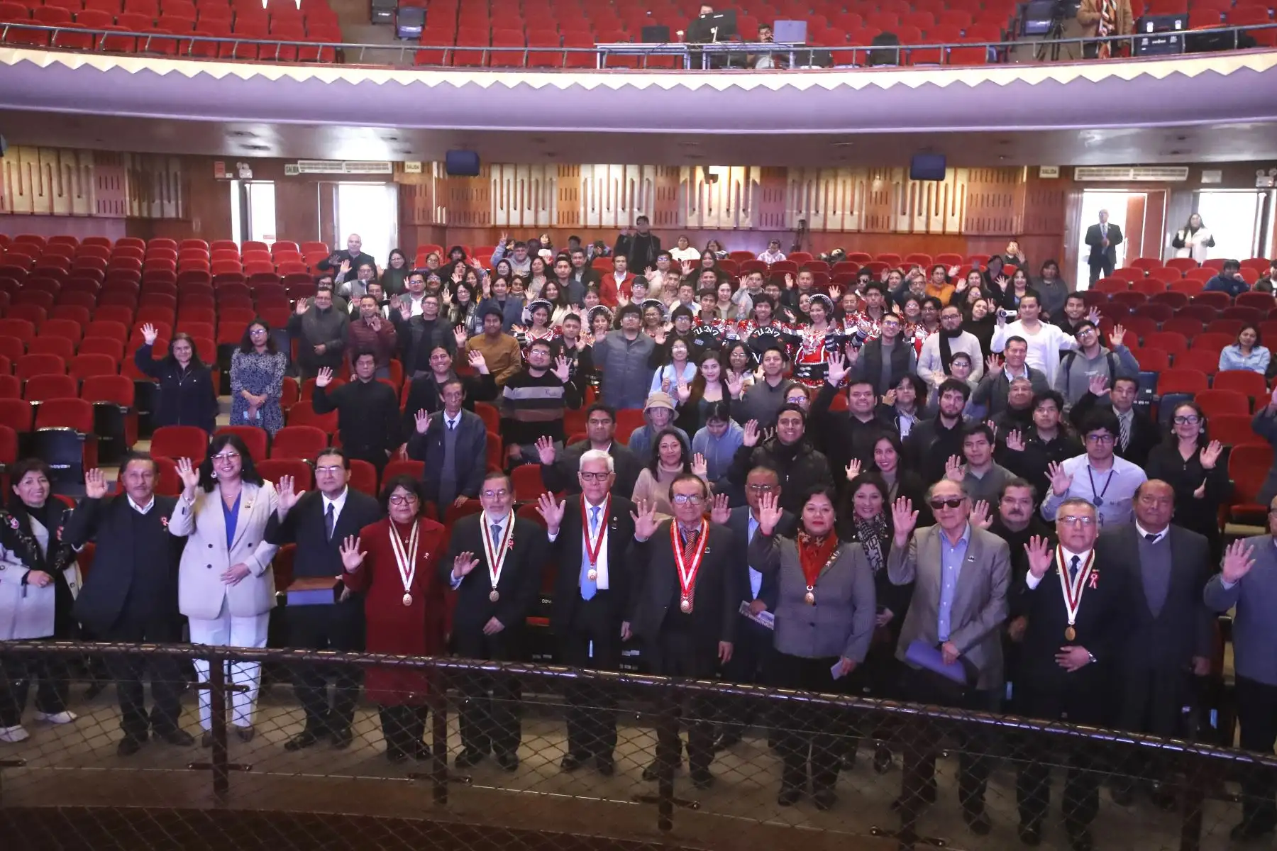 Impulsando el arte, ciencia y cultura, el Gran Teatro de la UNI celebra 30 años de su fundación.
A través de música y danzas, los alumnos de la UNI recuerdan historias inolvidables y reviven emociones que marcaron la historia del conocimiento del recinto.
Foto: ANDINA/Eddy Ramos