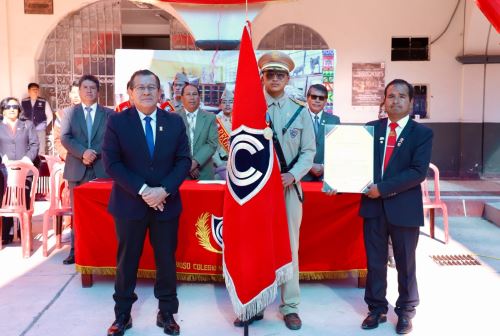Presidente del Congreso, Eduardo Salhuana, entrega medalla a colegio Ciencias, en el Cusco, con motivo de su bicentenario.
