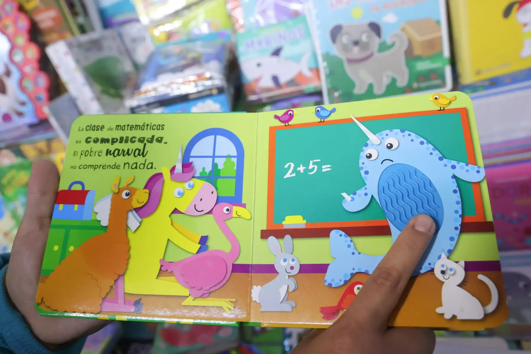 Libros infantiles con diferentes texturas, que sirven para mejorar la atención de los más pequeños, se pueden encontrar en la Librería Infantil Las Artes. Foto: ANDINA/Melina Mejía