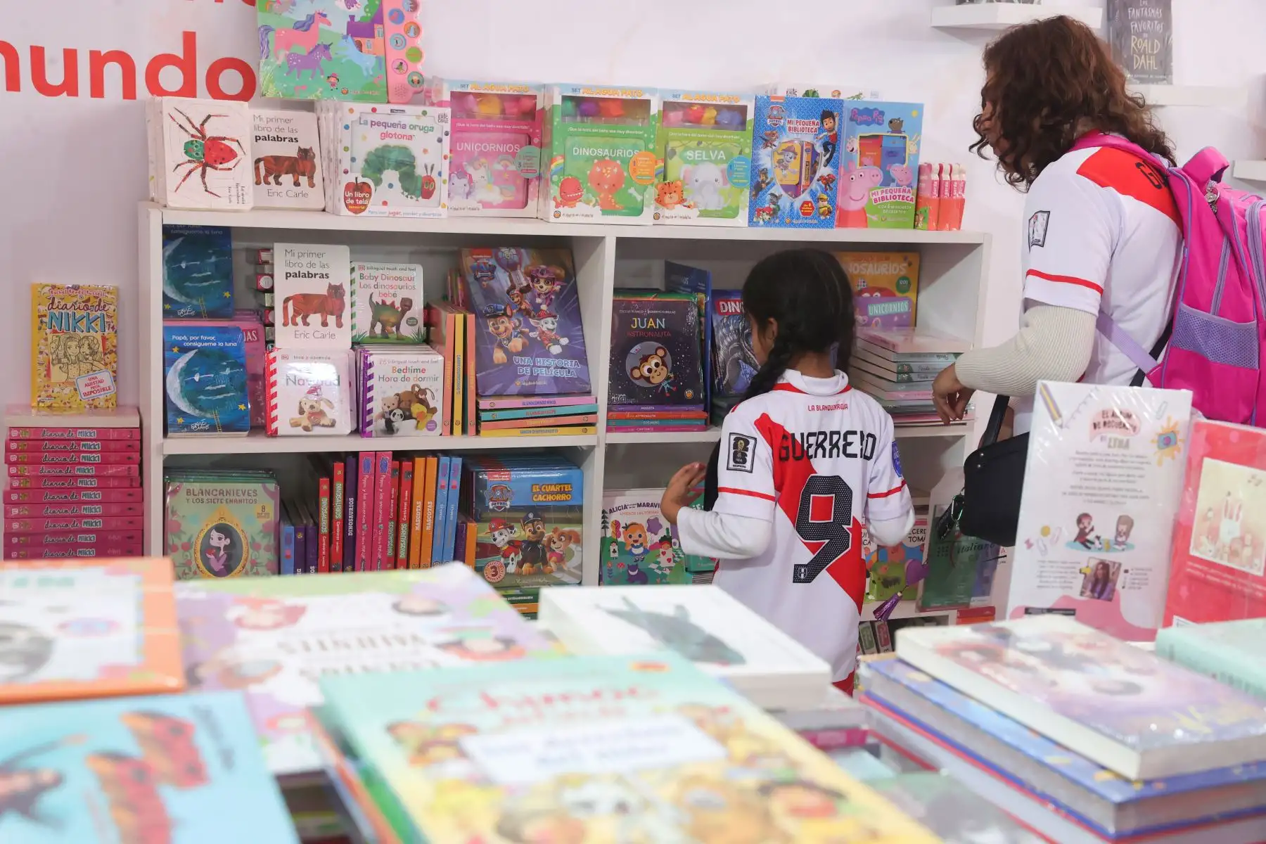 Padres de familia llegan con sus hijos a la Feria del Libro, incentivando la lectura de los pequeños. Foto: ANDINA/Melina Mejía