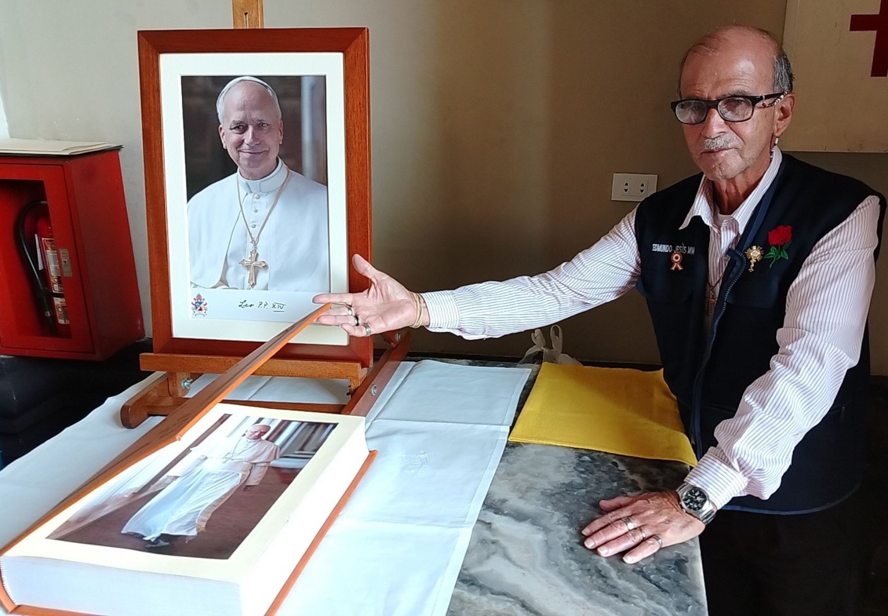 La Catedral de Chiclayo habilitó un  libro-recordatorio encuadernado y empastado de color ocre que lleva grabado el nombre de León XIV con su escudo papal para que los fieles dediquen unas palabras al Sumo Pontífice. ANDINA/Difusión