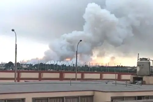 Bomberos combaten incendio forestal en terrenos de la Base Naval del Callao. Foto: ANDINA/CapturaTV.