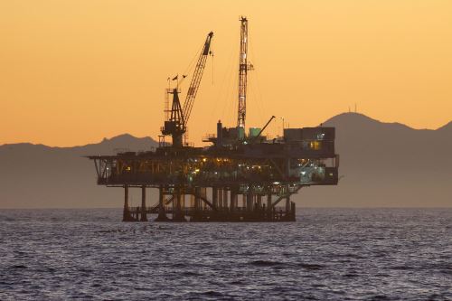 De confirmarse reservas petroleras en el mar del norte del Perú, se producirían más de 400,000 barriles diarios en plataformas similares a la de la foto y el país pasaría a ser superavitario, porque se consumen 290,000 barriles diarios. Foto: AFP