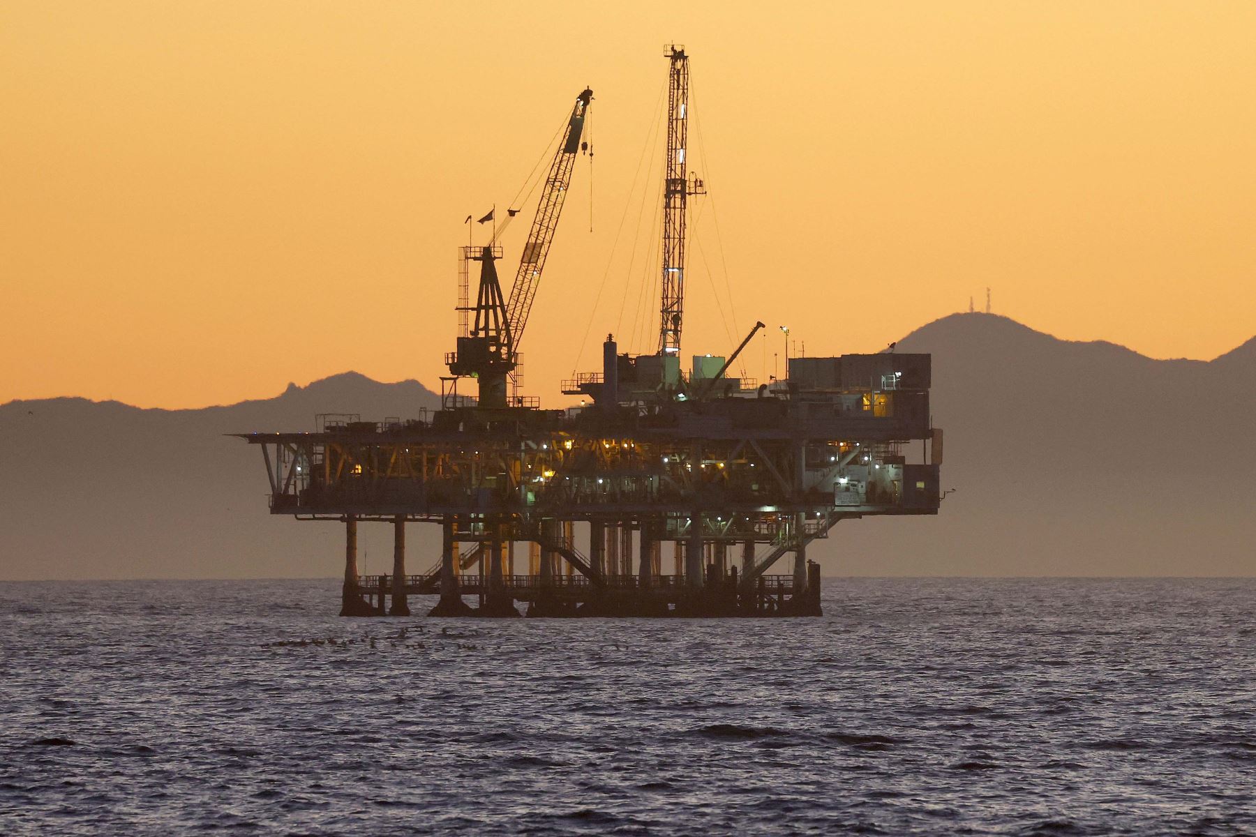 De confirmarse reservas petroleras en el mar del norte del Perú, se producirían más de 400,000 barriles diarios en plataformas similares a la de la foto y el país pasaría a ser superavitario, porque se consumen 290,000 barriles diarios. Foto: AFP
