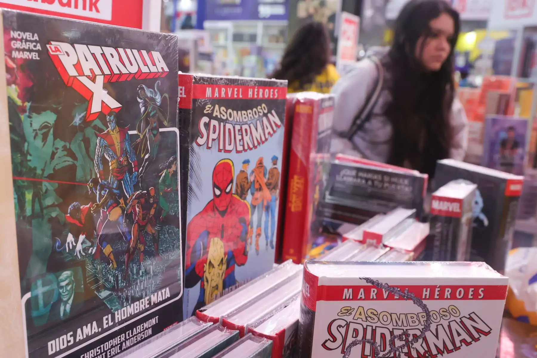 Las colecciones de comics del Hombre Araña se venden con descuentos en el stand de Crisol en la Feria del Libro. Foto: ANDINA/Melina Mejía