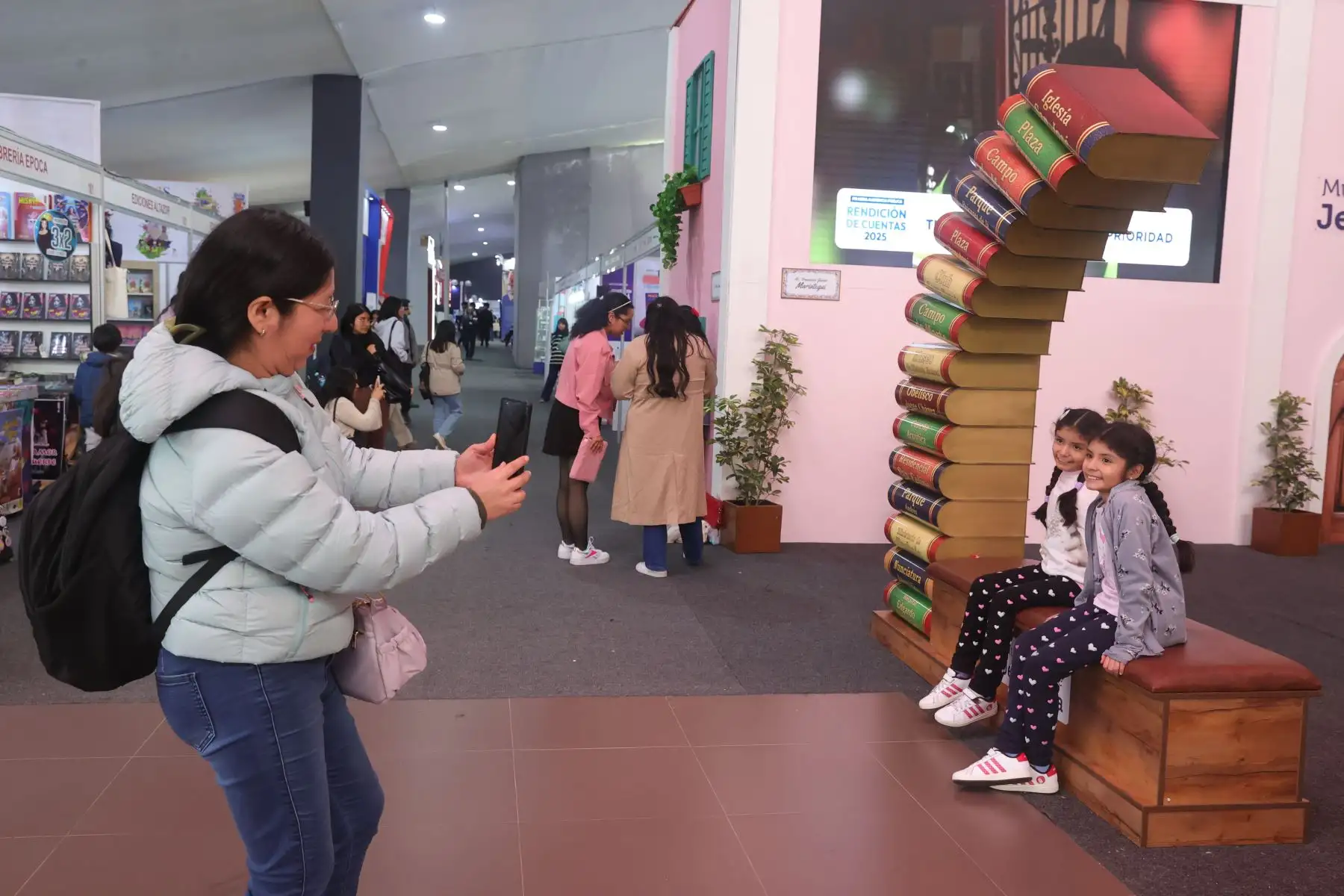 Este año la Feria del Libro presenta a sus visitantes una experiencia instagrameable, donde los asistentes podrán fotografiarse en singulares ambientes.  Foto: ANDINA/Melina Mejía