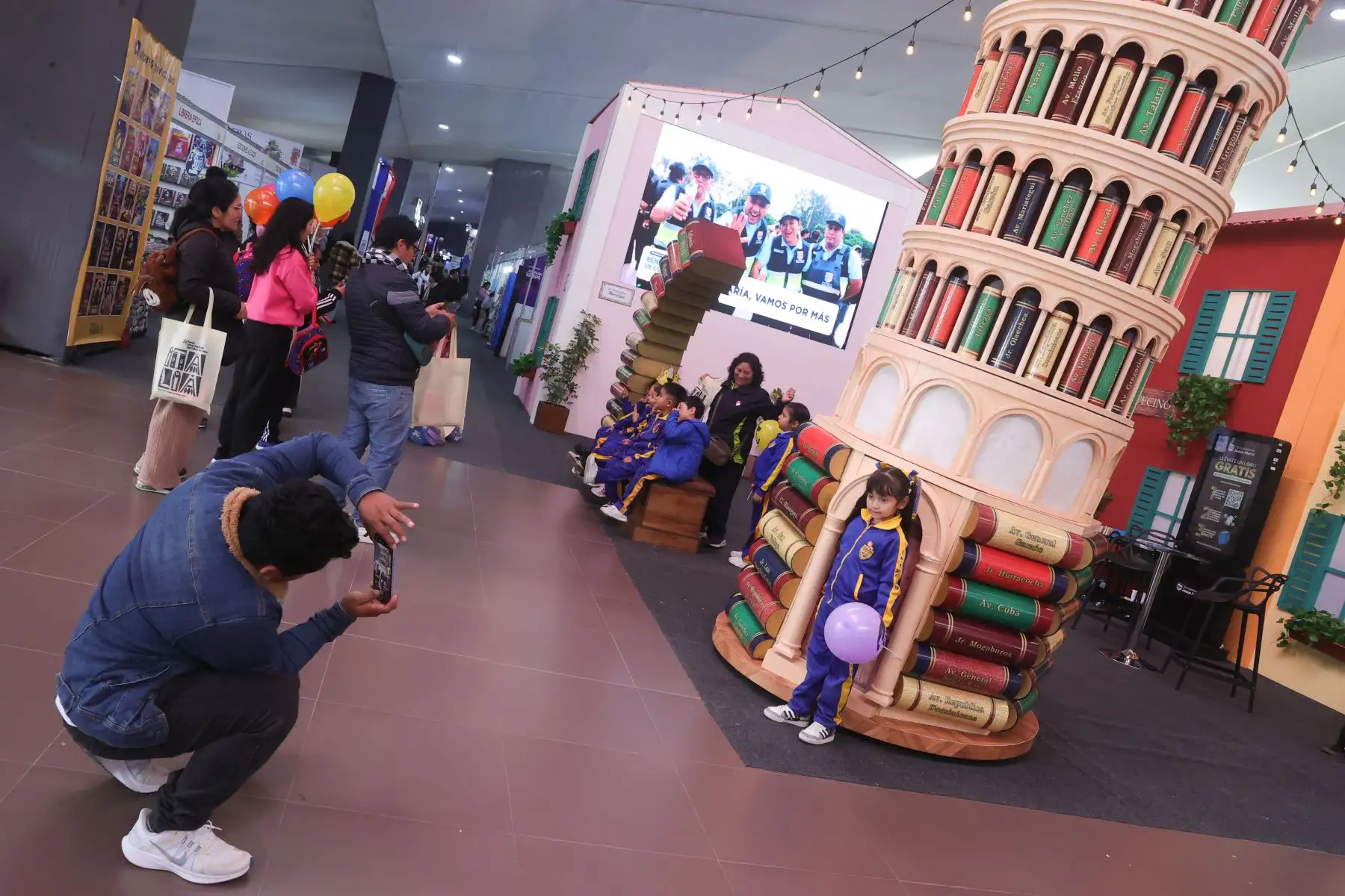 Este año la Feria del Libro presenta a sus visitantes una experiencia instagrameable, donde los asistentes podrán fotografiarse en singulares ambientes.  Foto: ANDINA/Melina Mejía
