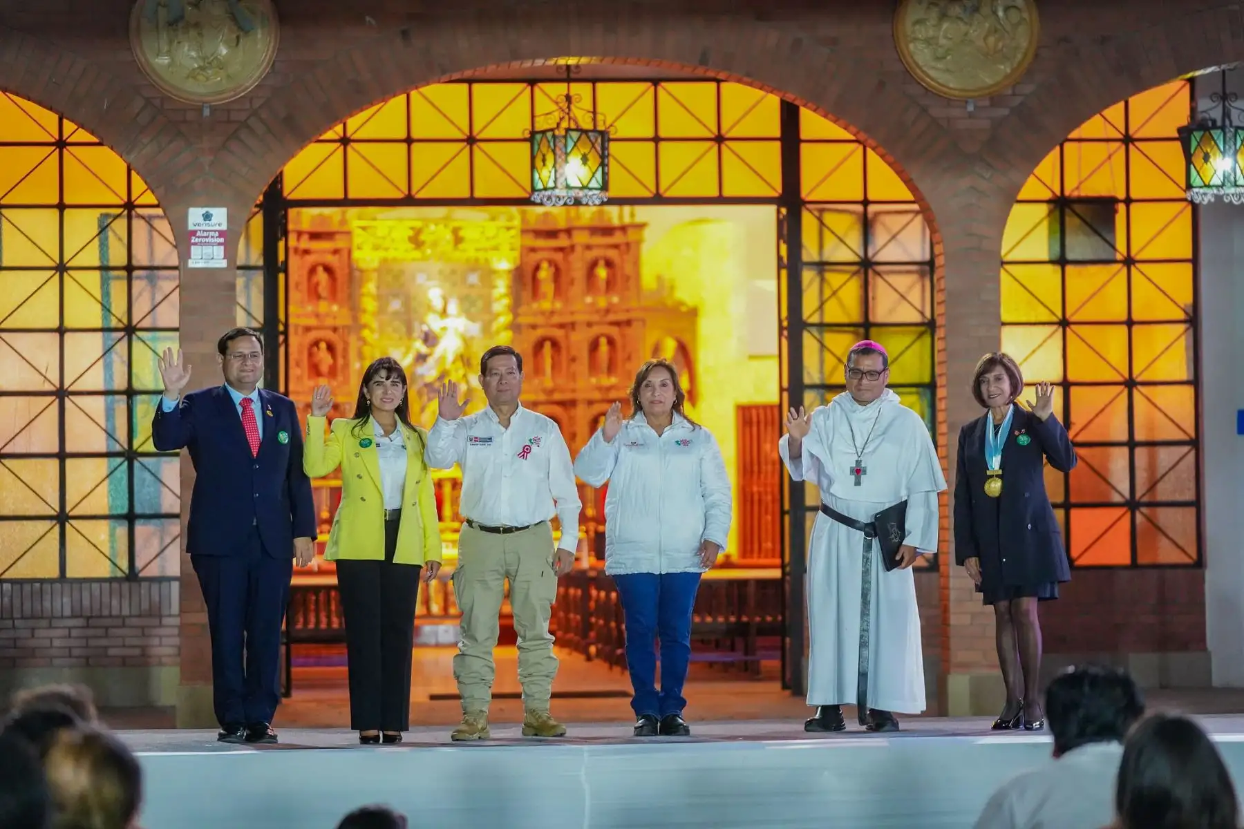 La presidenta Dina Boluarte participó en el lanzamiento de la ruta turística “Caminos del Papa León XIV”, iniciativa que integra fe, cultura y desarrollo en cuatro regiones del país. La ceremonia se realizó en Chiclayo y, de forma simultánea, en Piura, La Libertad y el Callao. Esta ruta busca fortalecer el turismo y revalorar el legado espiritual y cultural en espacios emblemáticos como catedrales y plazas principales. Foto: ANDINA/Presidencia