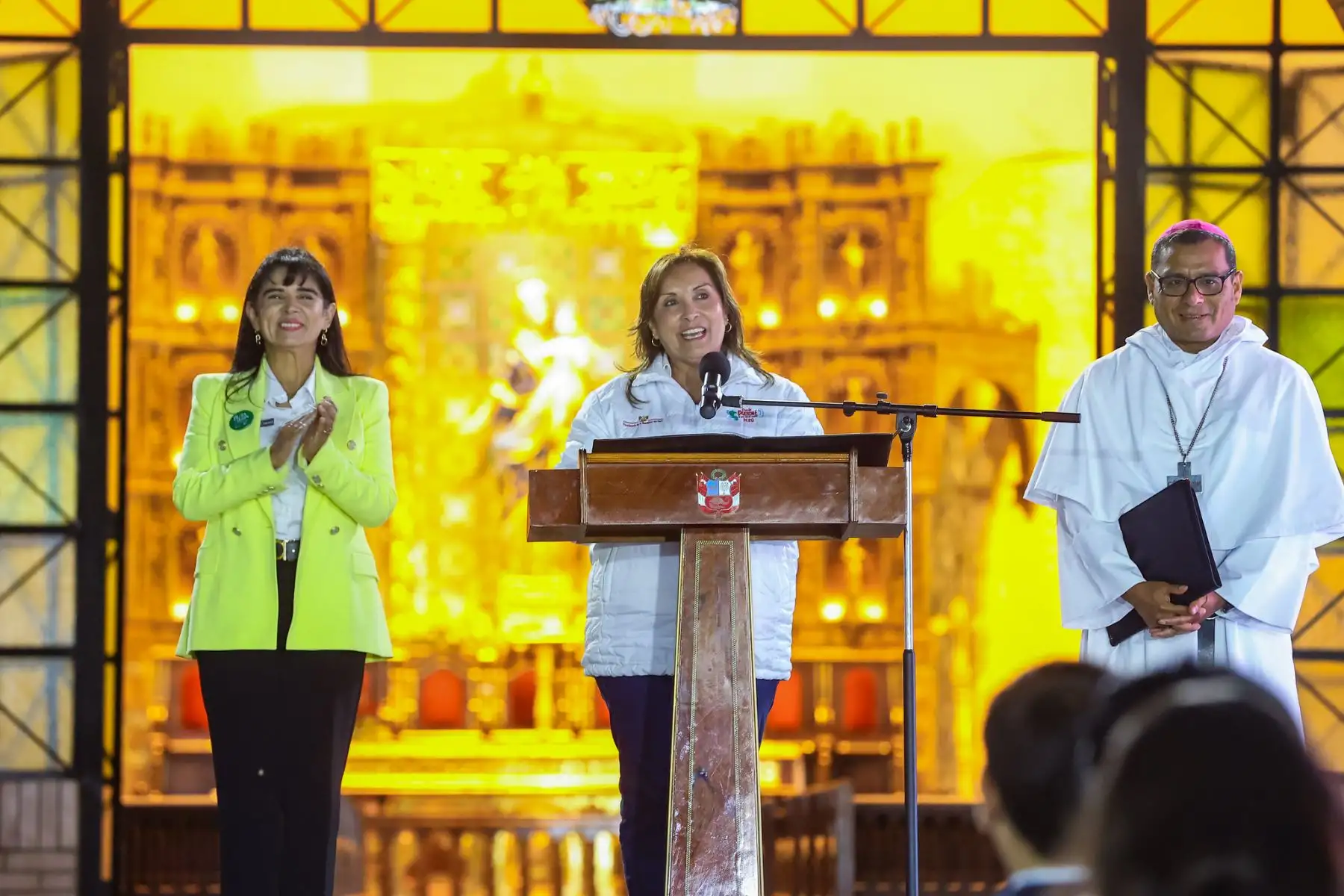 La presidenta Dina Boluarte participó en el lanzamiento de la ruta turística “Caminos del Papa León XIV”, iniciativa que integra fe, cultura y desarrollo en cuatro regiones del país. La ceremonia se realizó en Chiclayo y, de forma simultánea, en Piura, La Libertad y el Callao. Esta ruta busca fortalecer el turismo y revalorar el legado espiritual y cultural en espacios emblemáticos como catedrales y plazas principales. Foto: ANDINA/Presidencia