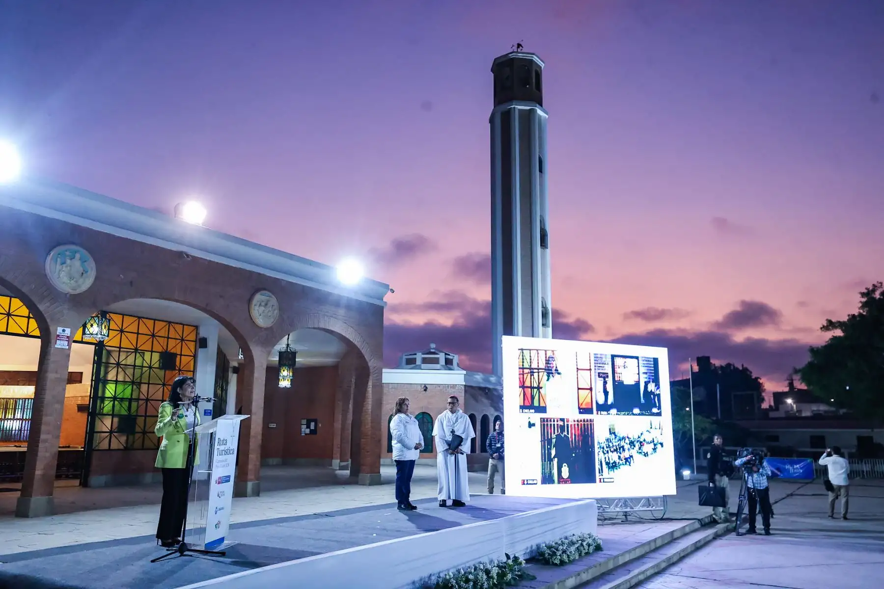 La presidenta Dina Boluarte participó en el lanzamiento de la ruta turística “Caminos del Papa León XIV”, iniciativa que integra fe, cultura y desarrollo en cuatro regiones del país. La ceremonia se realizó en Chiclayo y, de forma simultánea, en Piura, La Libertad y el Callao. Esta ruta busca fortalecer el turismo y revalorar el legado espiritual y cultural en espacios emblemáticos como catedrales y plazas principales. Foto: ANDINA/Presidencia