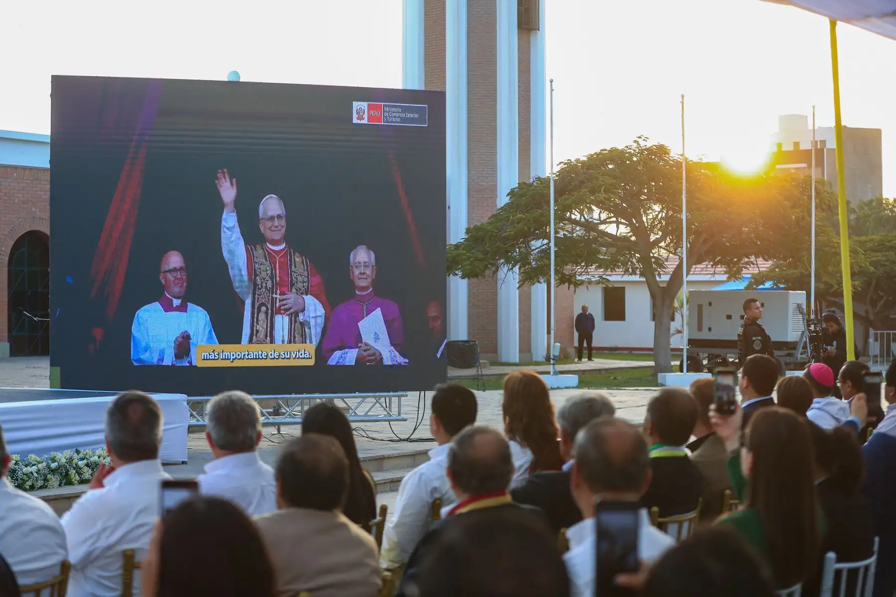 La presidenta Dina Boluarte participó en el lanzamiento de la ruta turística “Caminos del Papa León XIV”, iniciativa que integra fe, cultura y desarrollo en cuatro regiones del país. La ceremonia se realizó en Chiclayo y, de forma simultánea, en Piura, La Libertad y el Callao. Esta ruta busca fortalecer el turismo y revalorar el legado espiritual y cultural en espacios emblemáticos como catedrales y plazas principales. Foto: ANDINA/Presidencia