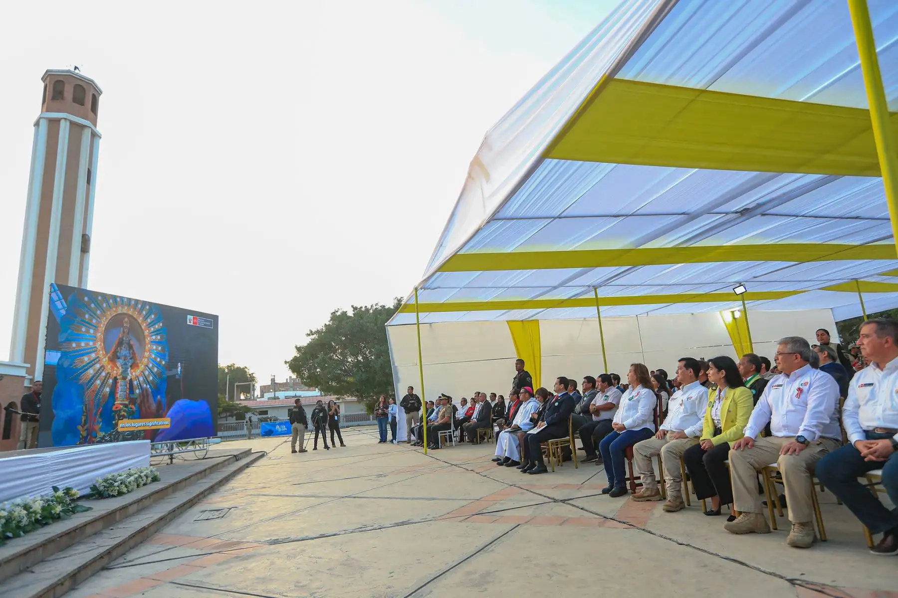 La presidenta Dina Boluarte participó en el lanzamiento de la ruta turística “Caminos del Papa León XIV”, iniciativa que integra fe, cultura y desarrollo en cuatro regiones del país. La ceremonia se realizó en Chiclayo y, de forma simultánea, en Piura, La Libertad y el Callao. Esta ruta busca fortalecer el turismo y revalorar el legado espiritual y cultural en espacios emblemáticos como catedrales y plazas principales. Foto: ANDINA/Presidencia