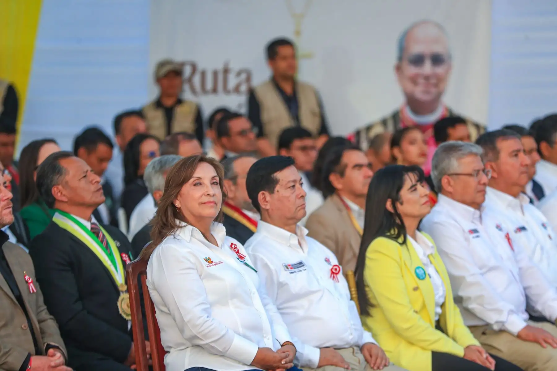 La presidenta Dina Boluarte participó en el lanzamiento de la ruta turística “Caminos del Papa León XIV”, iniciativa que integra fe, cultura y desarrollo en cuatro regiones del país. La ceremonia se realizó en Chiclayo y, de forma simultánea, en Piura, La Libertad y el Callao. Esta ruta busca fortalecer el turismo y revalorar el legado espiritual y cultural en espacios emblemáticos como catedrales y plazas principales. Foto: ANDINA/Presidencia