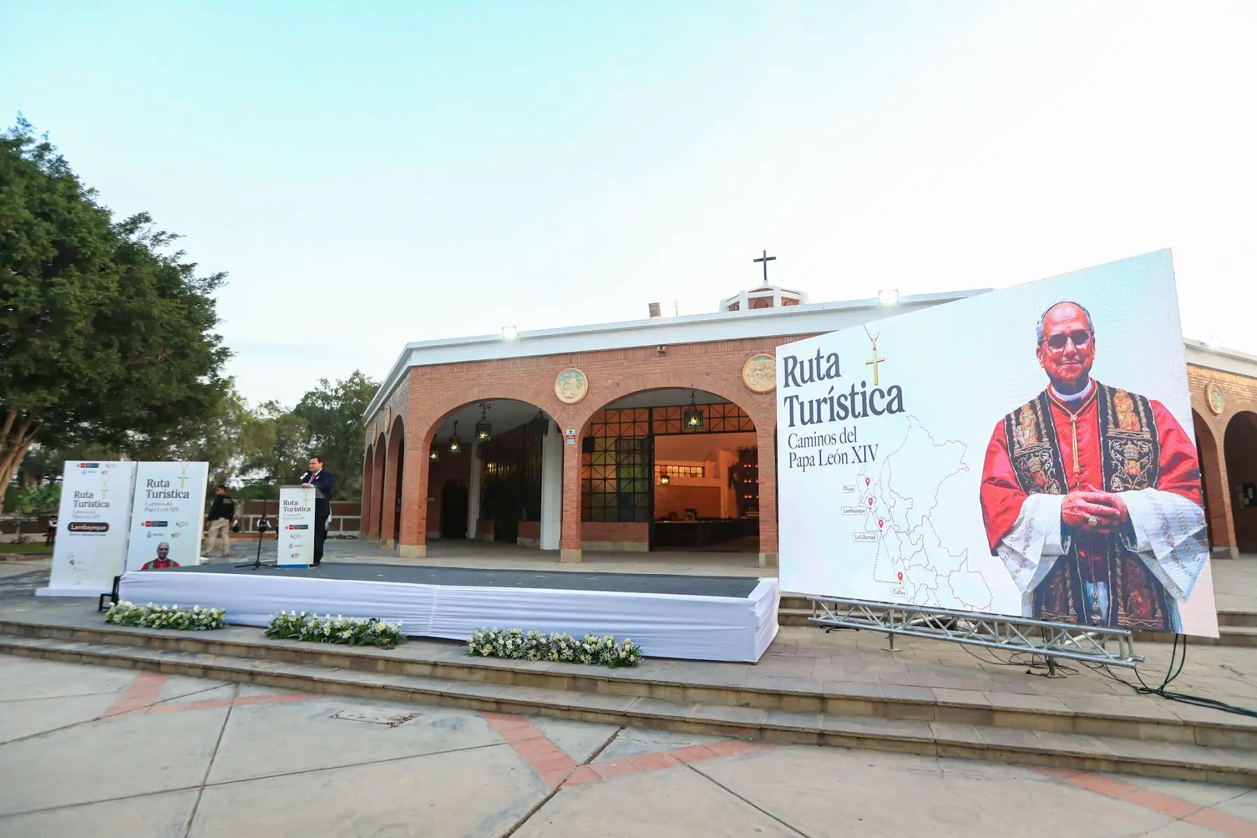 La presidenta Dina Boluarte participó en el lanzamiento de la ruta turística “Caminos del Papa León XIV”, iniciativa que integra fe, cultura y desarrollo en cuatro regiones del país. La ceremonia se realizó en Chiclayo y, de forma simultánea, en Piura, La Libertad y el Callao. Esta ruta busca fortalecer el turismo y revalorar el legado espiritual y cultural en espacios emblemáticos como catedrales y plazas principales. Foto: ANDINA/Presidencia