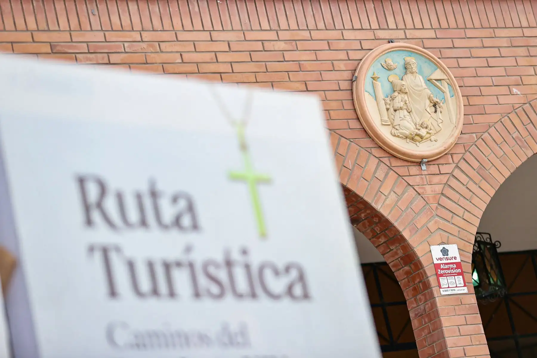 La presidenta Dina Boluarte participó en el lanzamiento de la ruta turística “Caminos del Papa León XIV”, iniciativa que integra fe, cultura y desarrollo en cuatro regiones del país. La ceremonia se realizó en Chiclayo y, de forma simultánea, en Piura, La Libertad y el Callao. Esta ruta busca fortalecer el turismo y revalorar el legado espiritual y cultural en espacios emblemáticos como catedrales y plazas principales. Foto: ANDINA/Presidencia