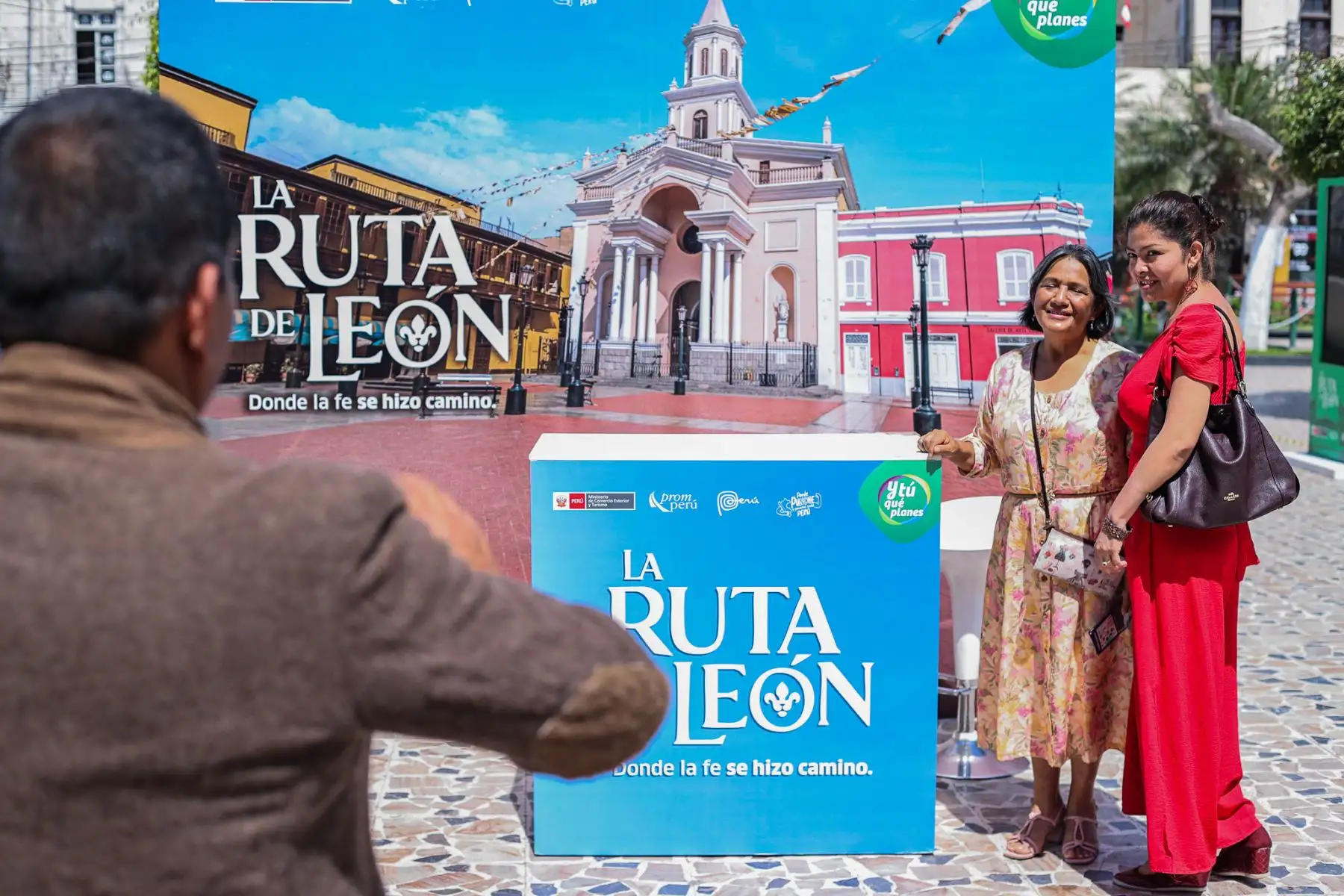 La presidenta Dina Boluarte participó en el lanzamiento de la ruta turística “Caminos del Papa León XIV”, iniciativa que integra fe, cultura y desarrollo en cuatro regiones del país. La ceremonia se realizó en Chiclayo y, de forma simultánea, en Piura, La Libertad y el Callao. Esta ruta busca fortalecer el turismo y revalorar el legado espiritual y cultural en espacios emblemáticos como catedrales y plazas principales. Foto: ANDINA/Presidencia