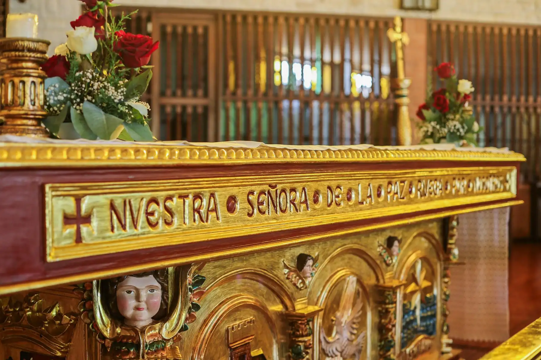 La presidenta Dina Boluarte participó en el lanzamiento de la ruta turística “Caminos del Papa León XIV”, iniciativa que integra fe, cultura y desarrollo en cuatro regiones del país. La ceremonia se realizó en Chiclayo y, de forma simultánea, en Piura, La Libertad y el Callao. Esta ruta busca fortalecer el turismo y revalorar el legado espiritual y cultural en espacios emblemáticos como catedrales y plazas principales. Foto: ANDINA/Presidencia
