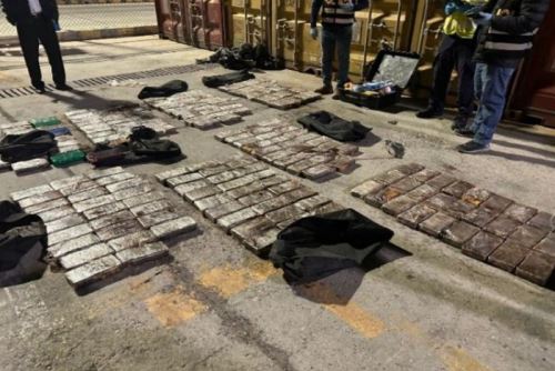 En ocho maletines de lona negra estaba acondicionado el alcaloide de cocaína.