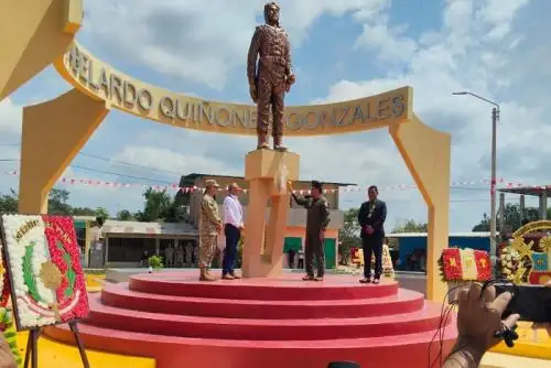 Los escolares destacaron por su paso de desfile frente a las autoridades civiles y militares, quienes participaron de la ceremonia cívico-militar dentro de las actividades en el mes de la Patria y la Victoria.